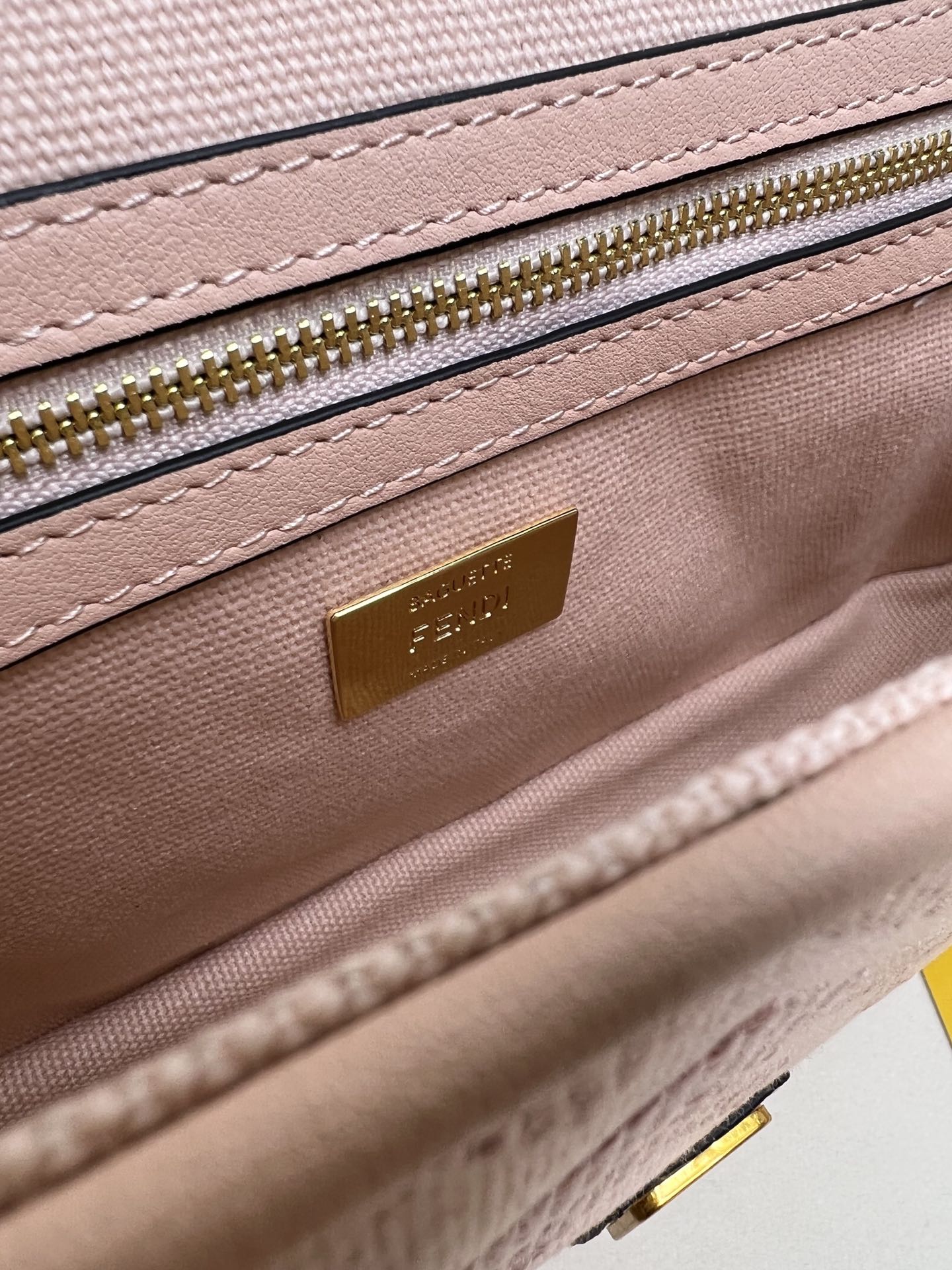 handbags FENDI Baguette size:26*6.5*13.5cm - vstockx