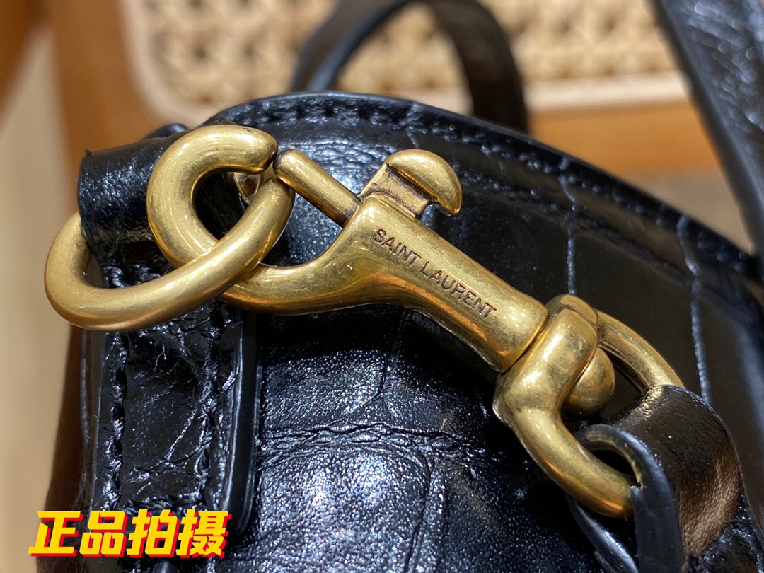 Handbags SAINT LAURENT 612367 size 18x17x8 cm - vstockx