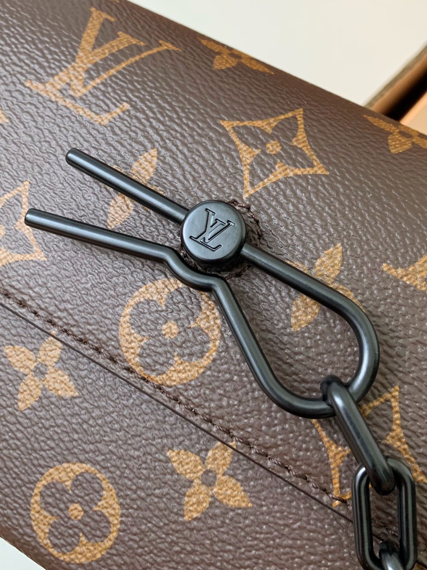 Handbags Louis Vuitton M82534 size:18*1*6.5 cm - vstockx