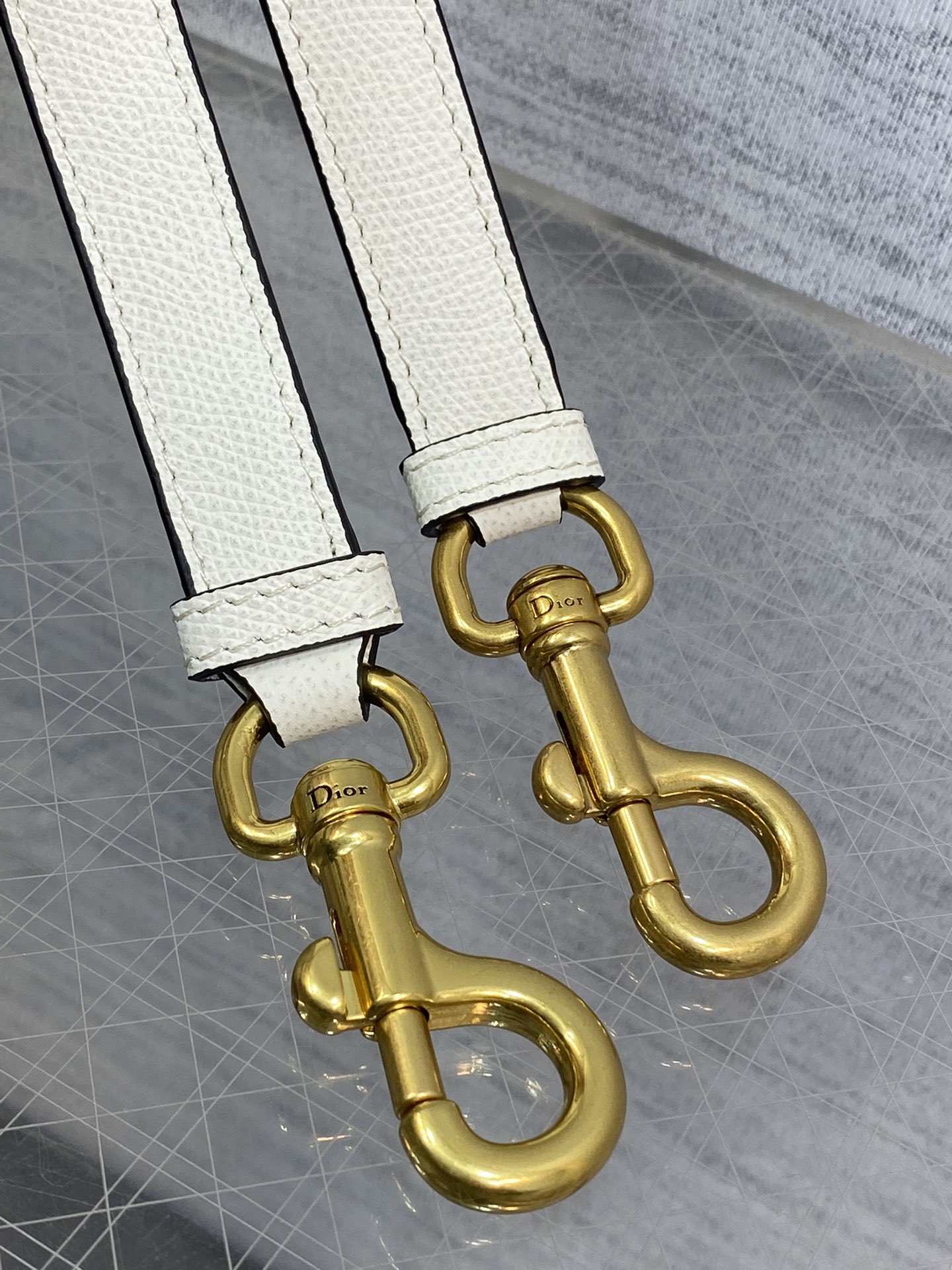 Handbag Dior 3351 size 24  6  18 cm - vstockx