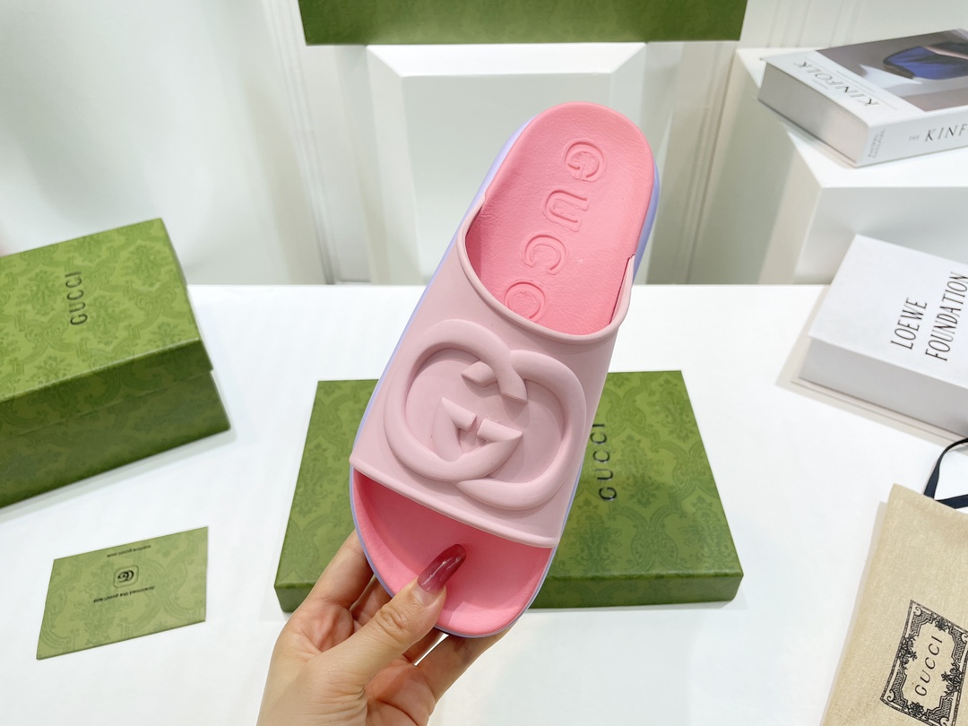Gucci Women's slide sandal with Interlocking G WOMEN 5 - vstockx