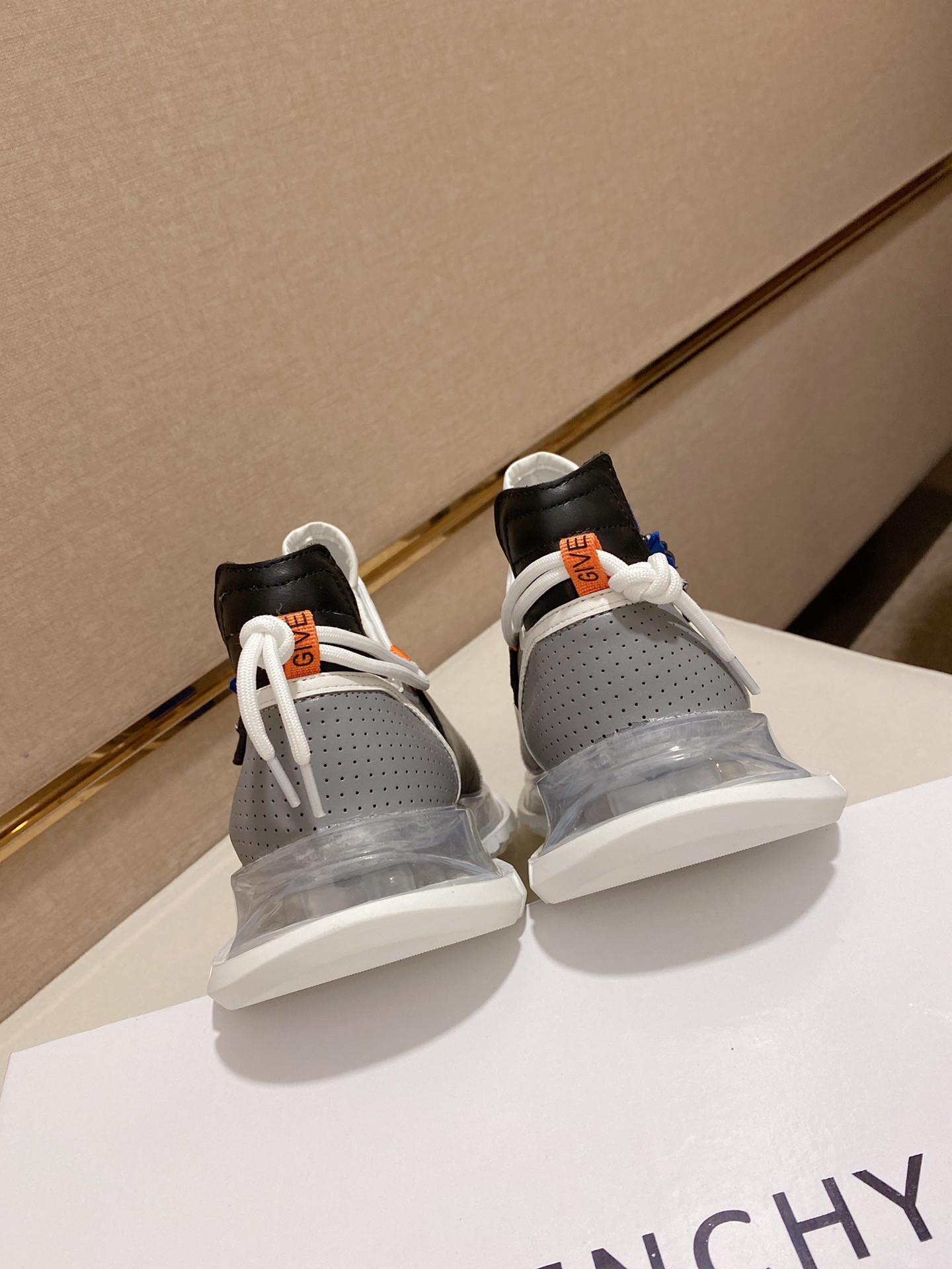 Givenchy Spectre Zip Sneakers 5 - vstockx