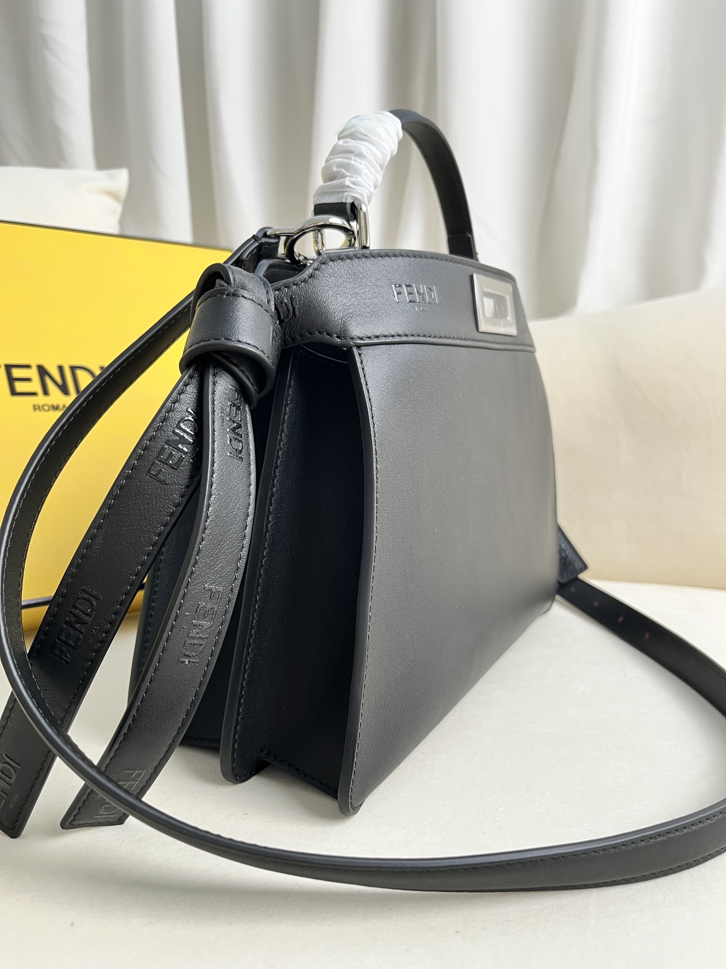 handbags FENDI 210 size:27*11*20cm - vstockx