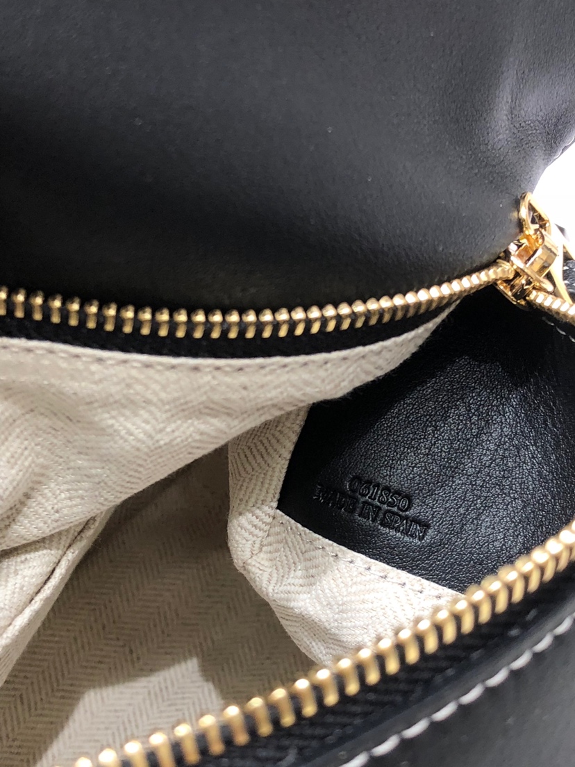 Handbags LOEWE Ykk size:29x18x12 cm - vstockx