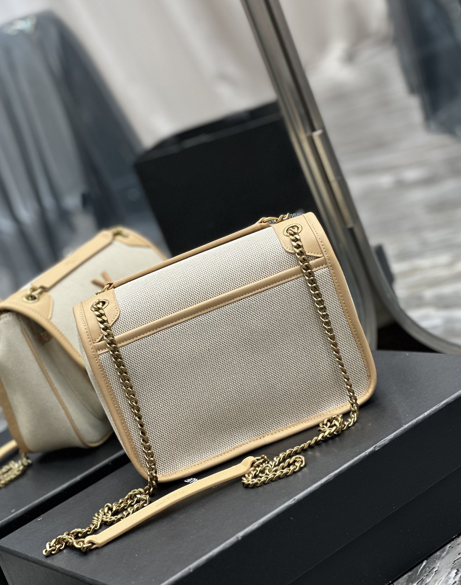 Handbags SAINT LAURENT 533037 size 22x16.5x7.5 cm - vstockx