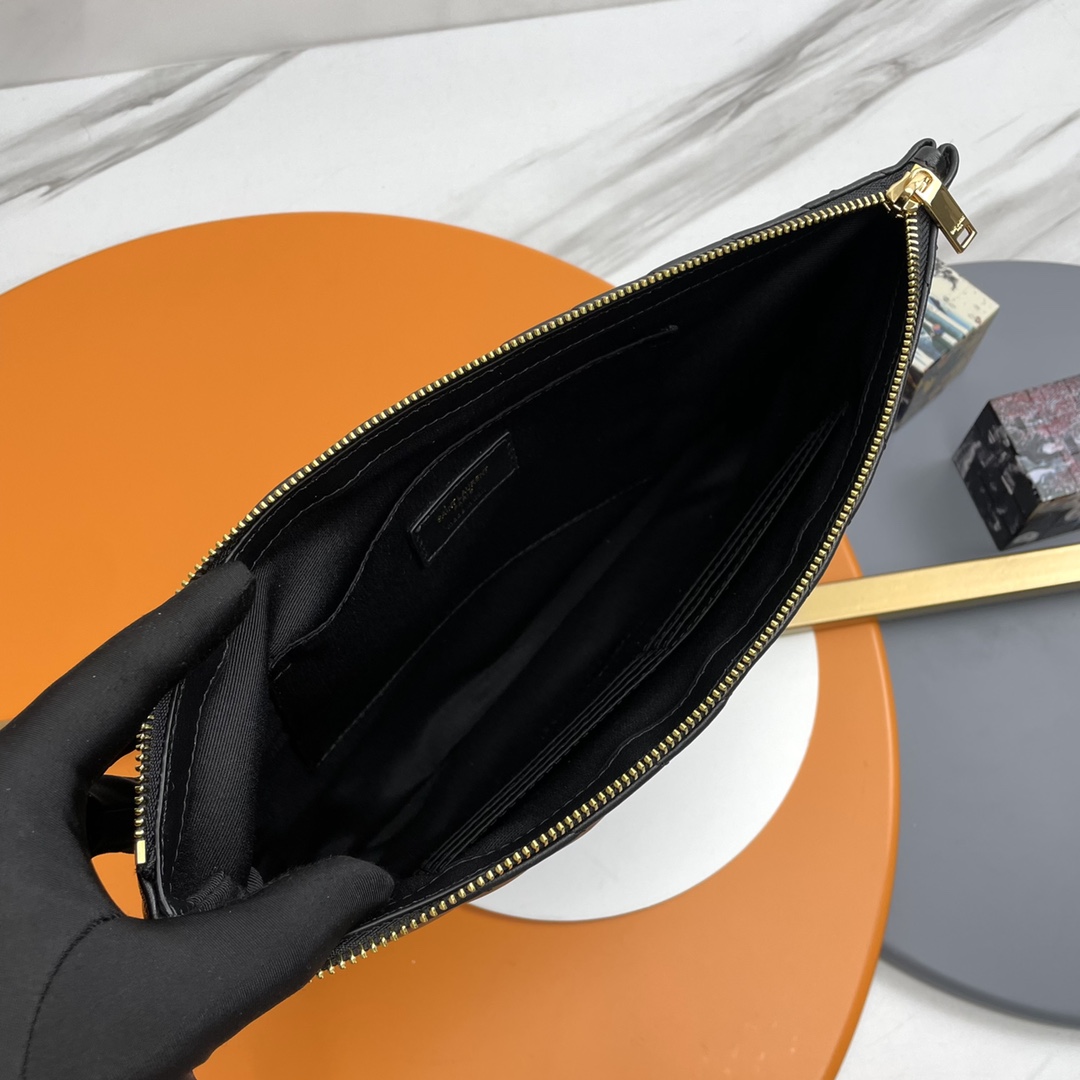 Handbags SAINT LAURENT 440222 size 36x24.5x2.5 cm - vstockx