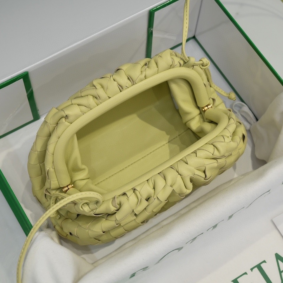 handbags Bottega Veneta The pouch size:23*13*8 - vstockx