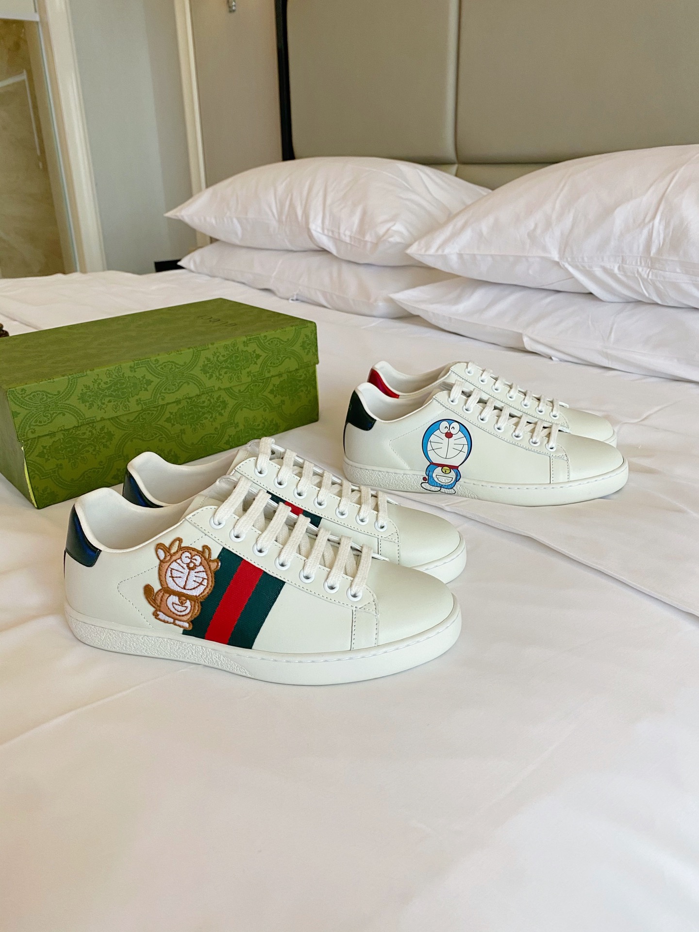 Gucci Women's Ace sneaker with bee sneaker 4 - vstockx