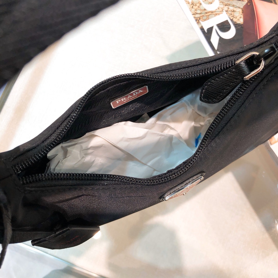 handbags prada Hobo 1NE515 Re-edition 2000 Size:22*17*6 - vstockx