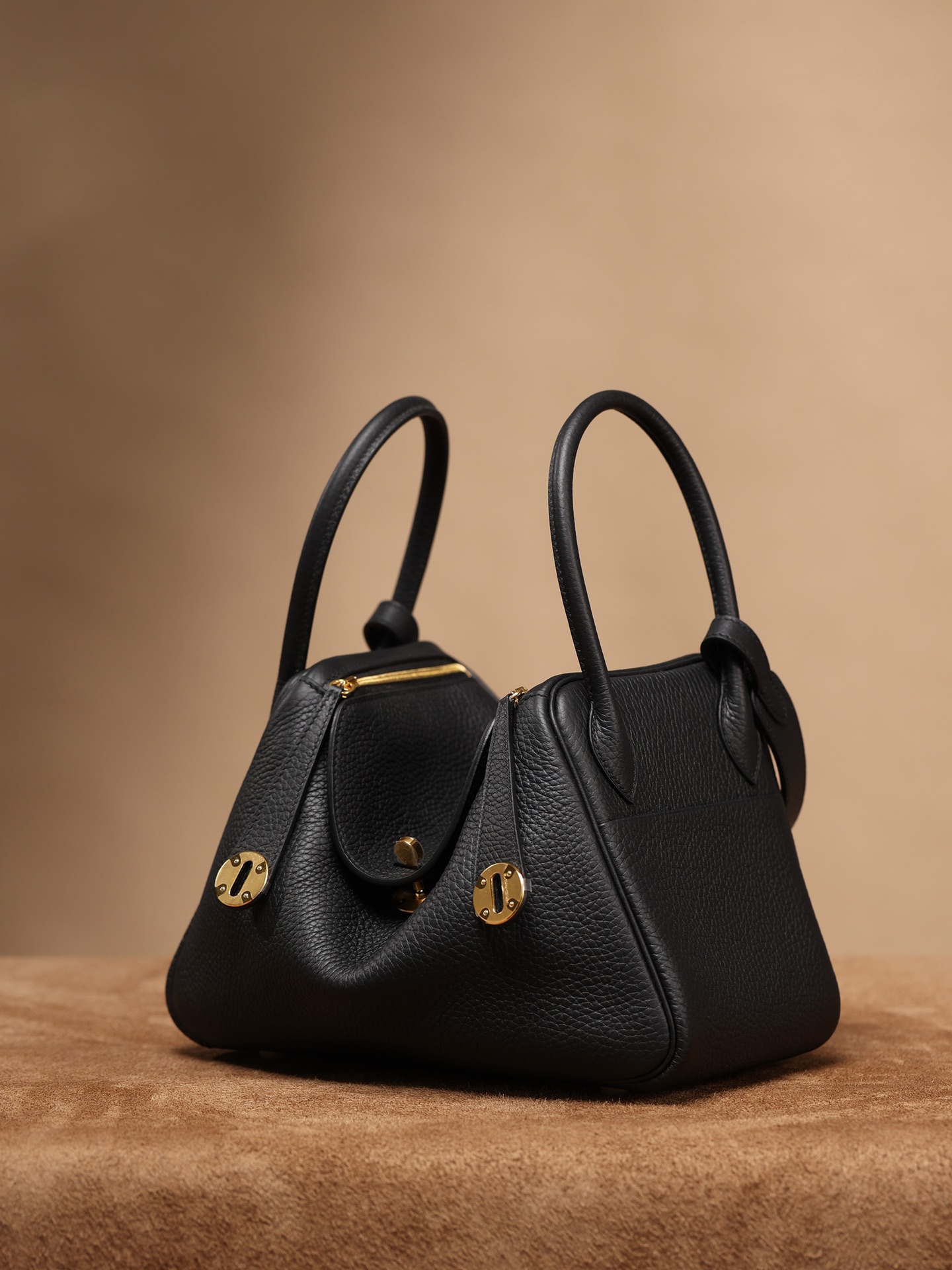 Handbags Hermes Lindy size:26x 18x14 cm - vstockx