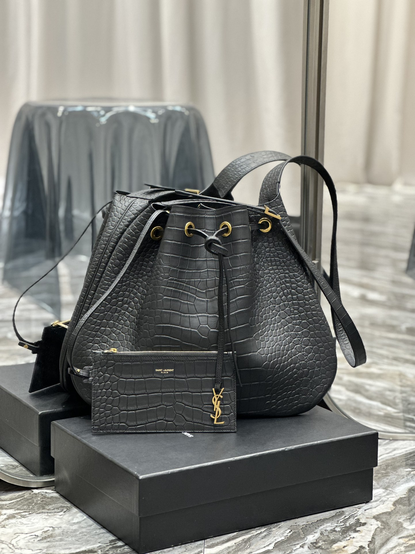 Handbags SAINT LAURENT 697941 size 44  33  2.5 cm - vstockx