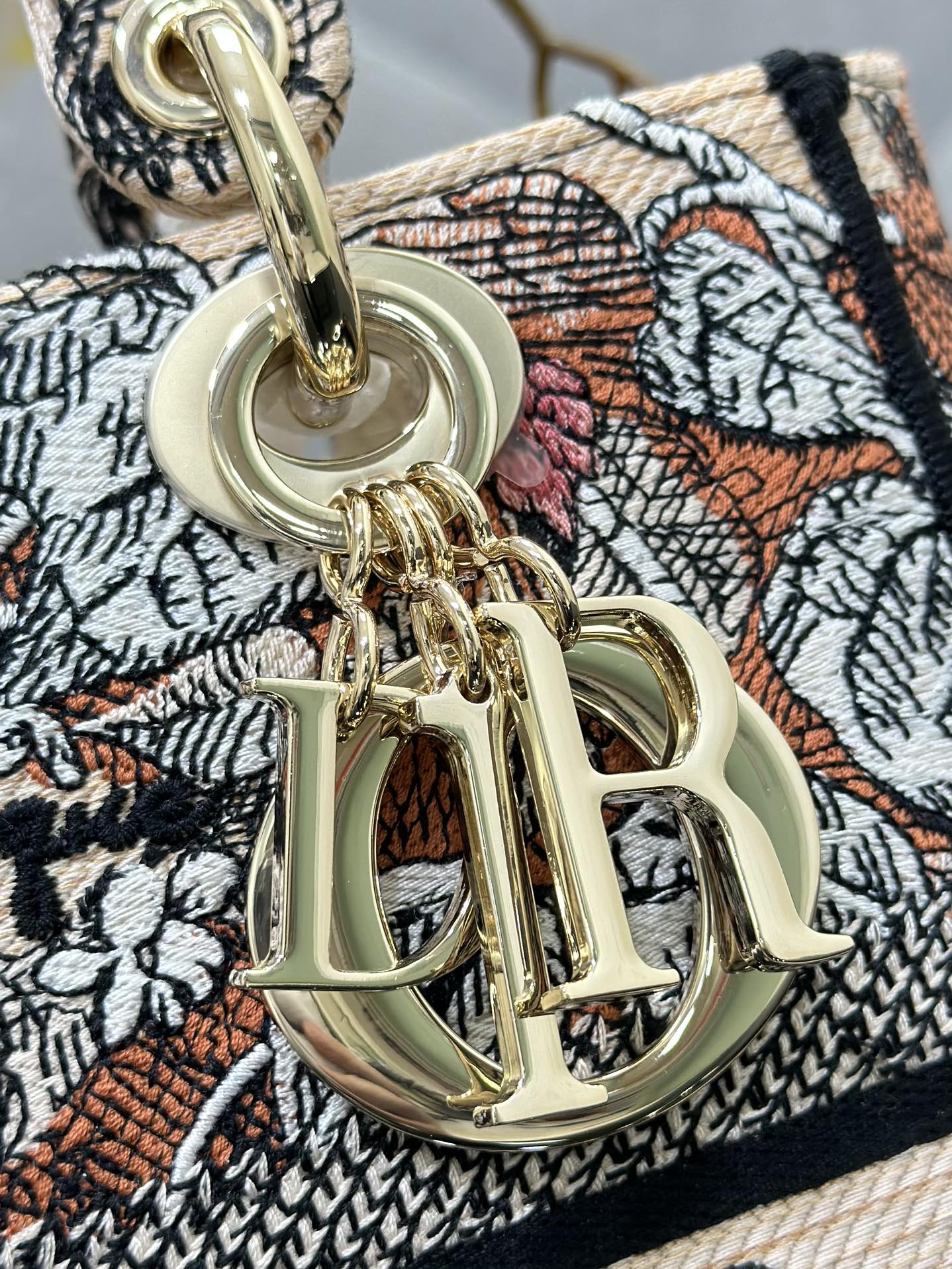 Handbag Dior M0565 size 24 x 20 x 11 cm - vstockx