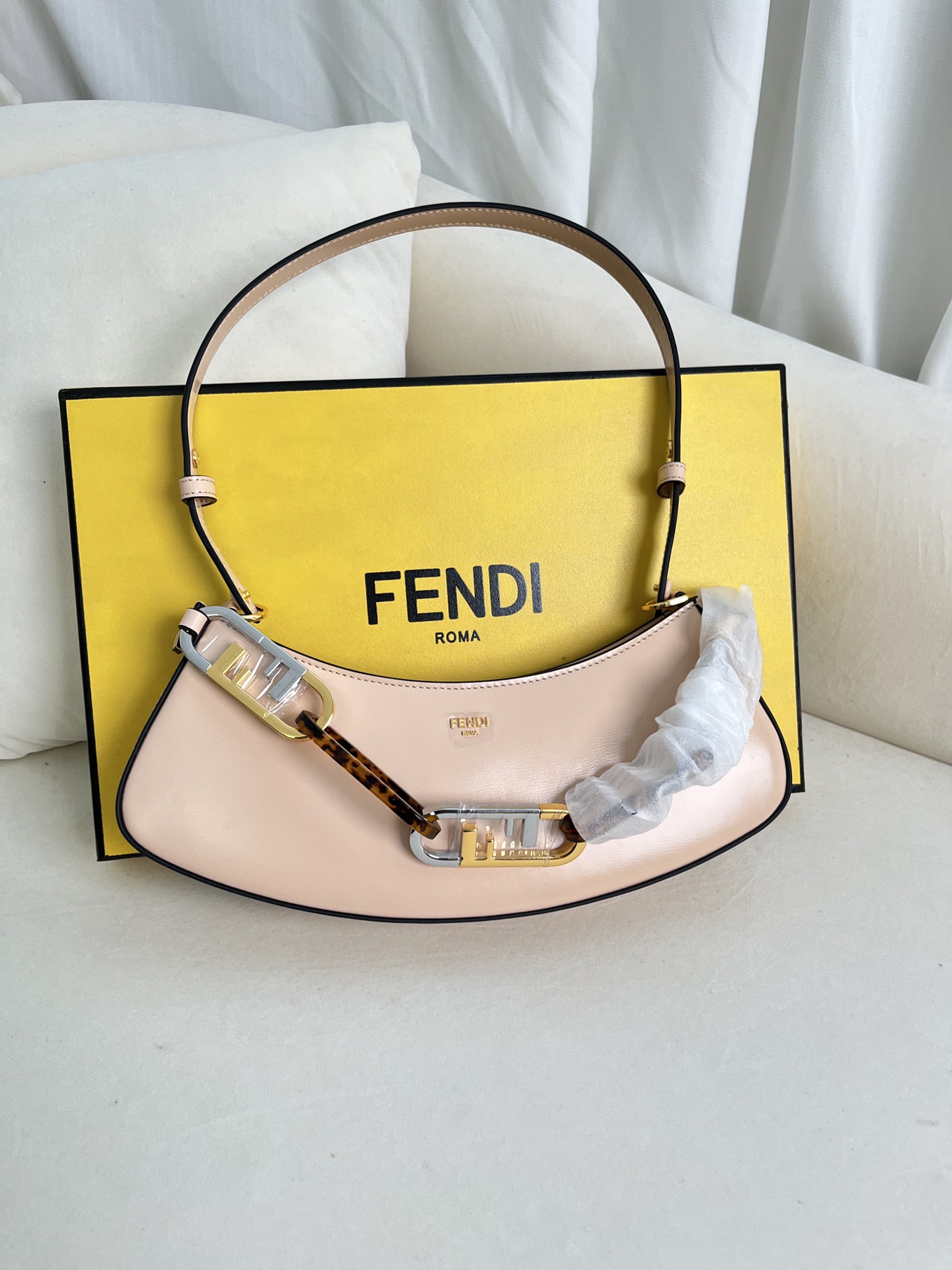 handbags FENDI 225 size:32*11*5cm - vstockx