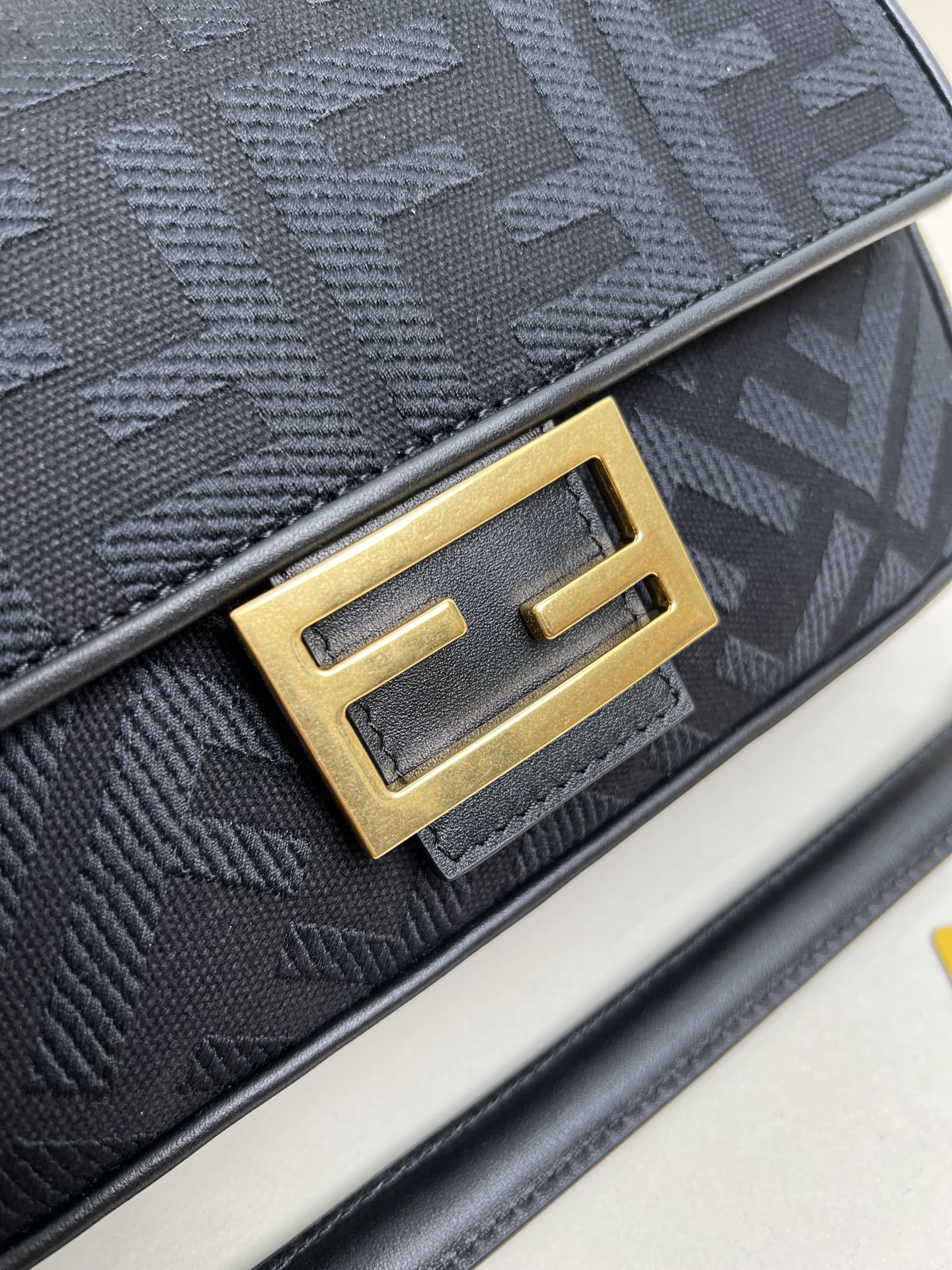handbags FENDI Baguette size:26*6.5*13.5cm - vstockx
