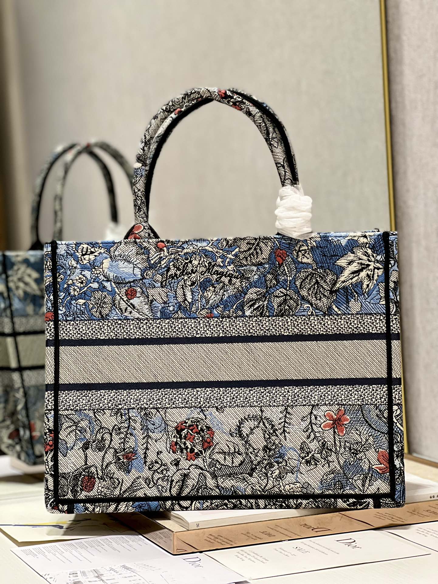 Handbag Dior 1286 size 36  28 cm - vstockx