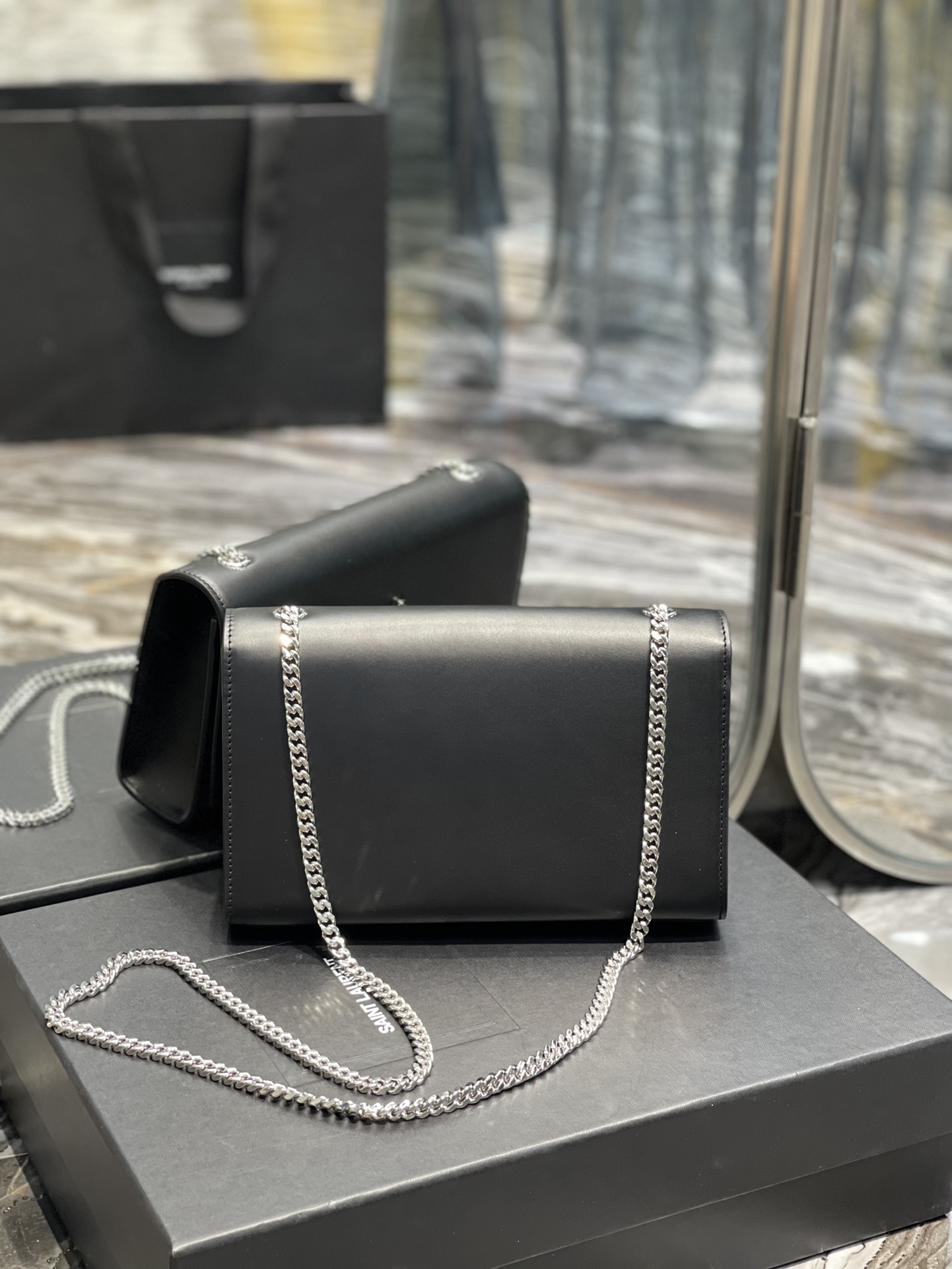 Handbags SAINT LAURENT 364021 size 24x14.5x5 cm - vstockx