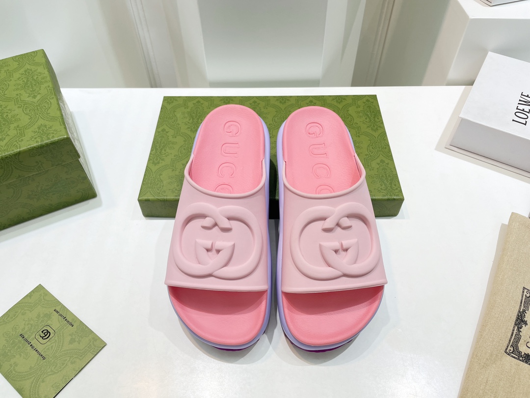 Gucci Women's slide sandal with Interlocking G WOMEN 5 - vstockx