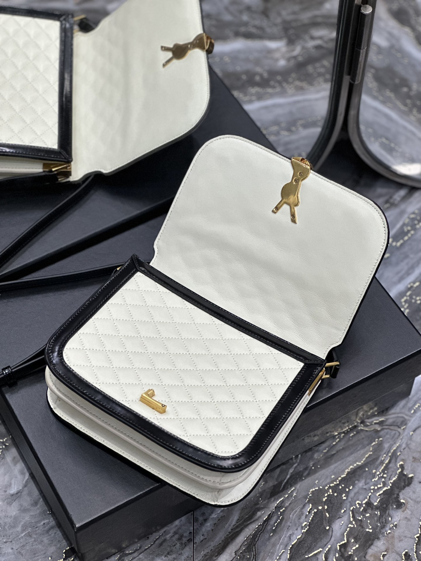 Handbags SAINT LAURENT 635025 size 22x18x5 cm - vstockx