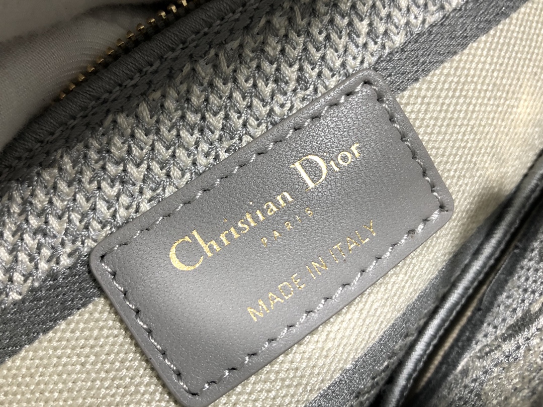 Handbag Dior M0566 size 32 x 25 x 11 cm - vstockx