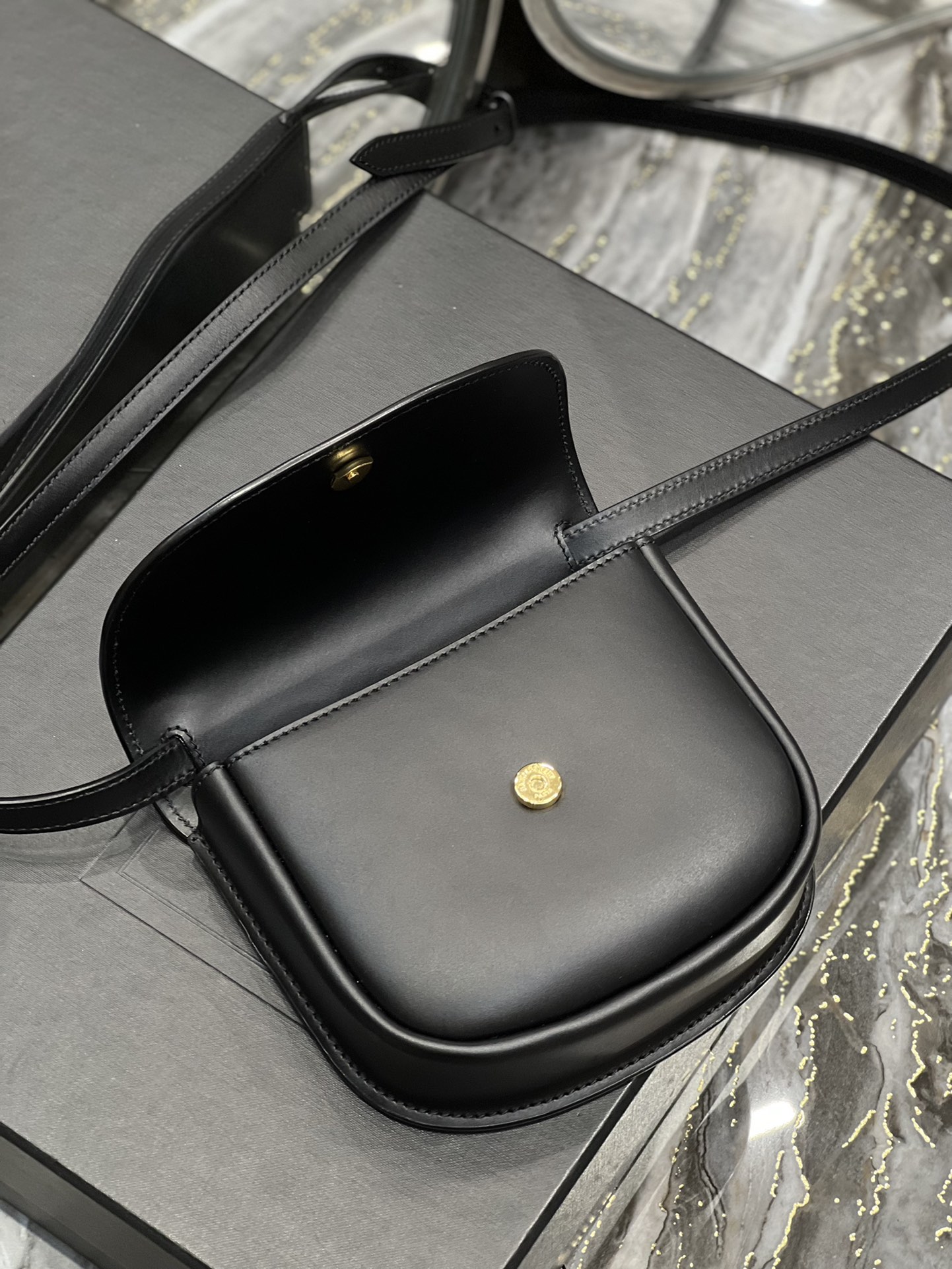 Handbags SAINT LAURENT 619740 size 18x15.5x5.5 cm - vstockx