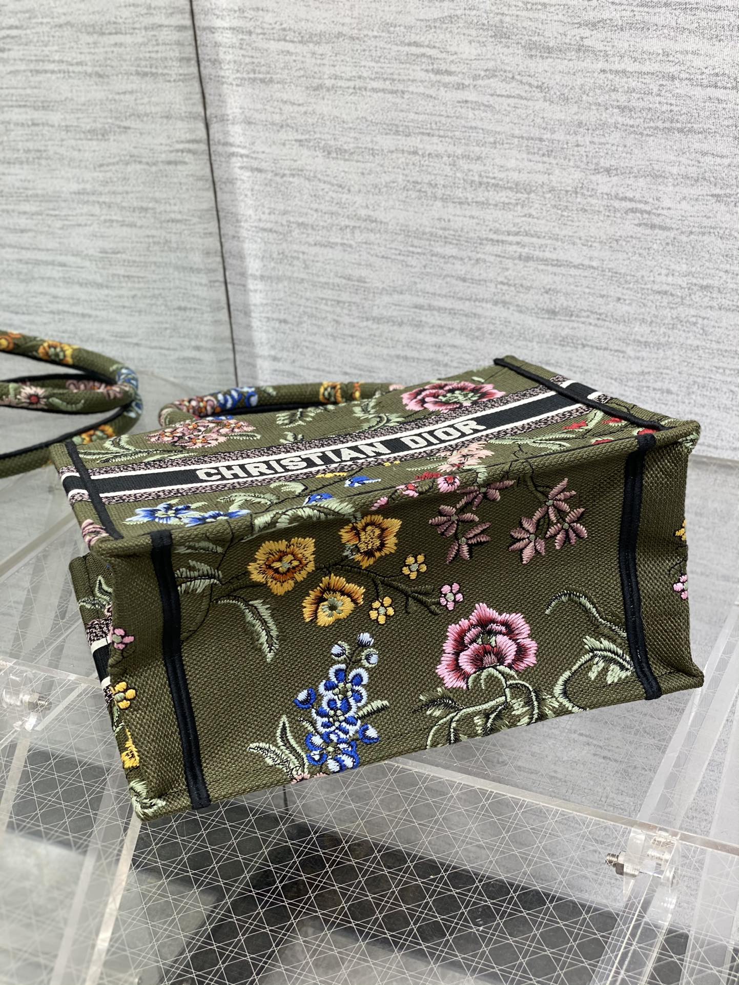 Handbag Dior size 26*8*22 cm - vstockx