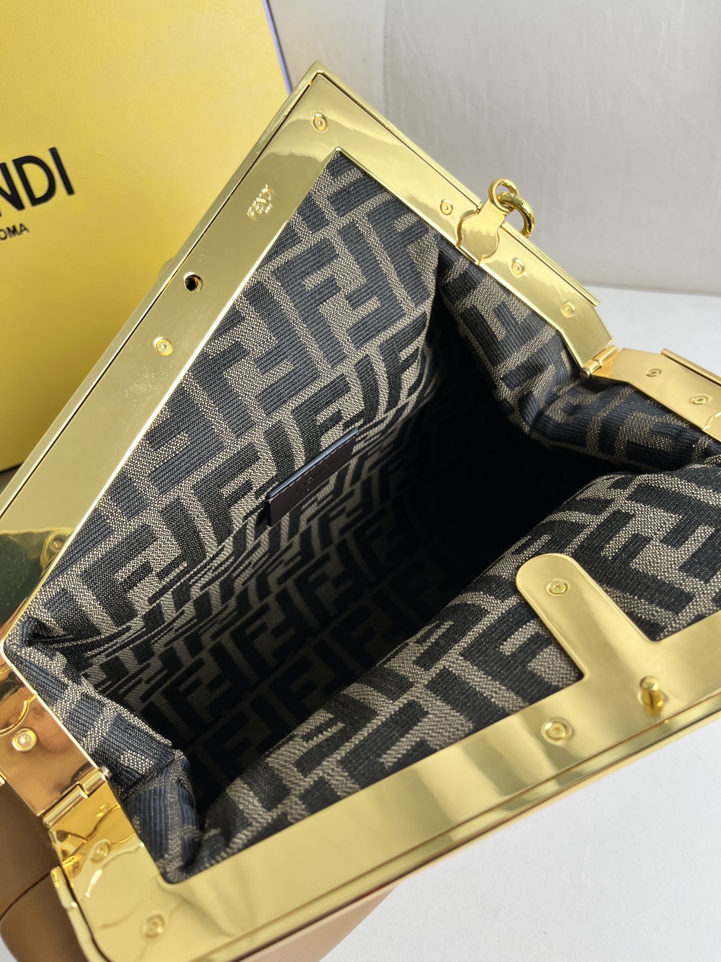 handbags FENDI 209 size:32.5*15*23.5cm - vstockx