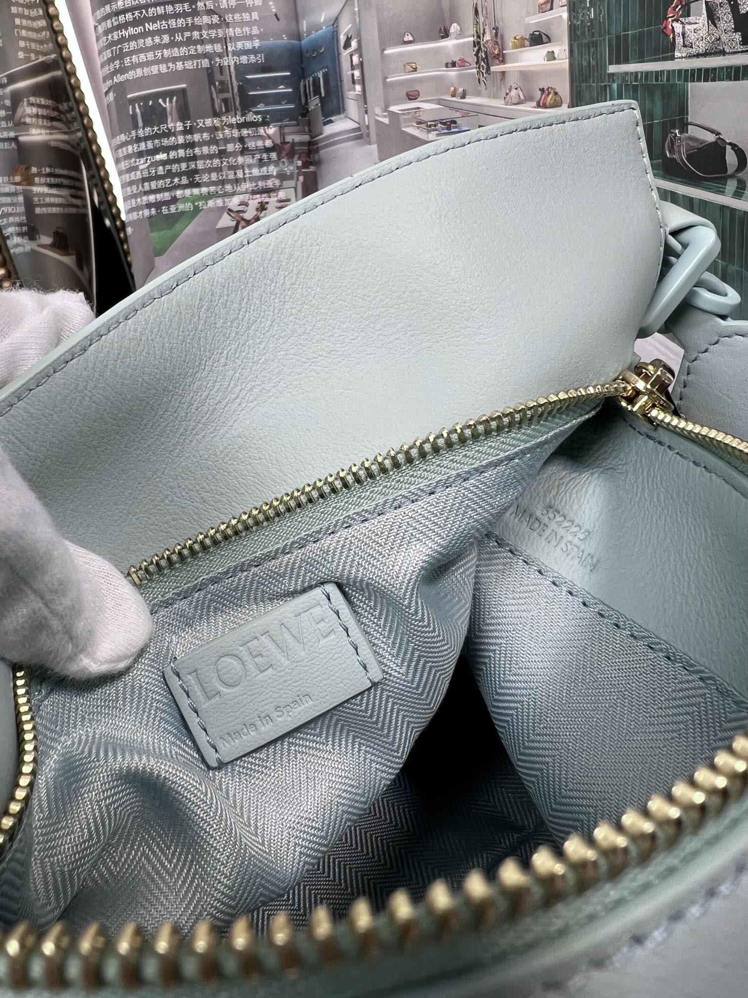 Handbags LOEWE  size:24-16.5-10.5 cm - vstockx