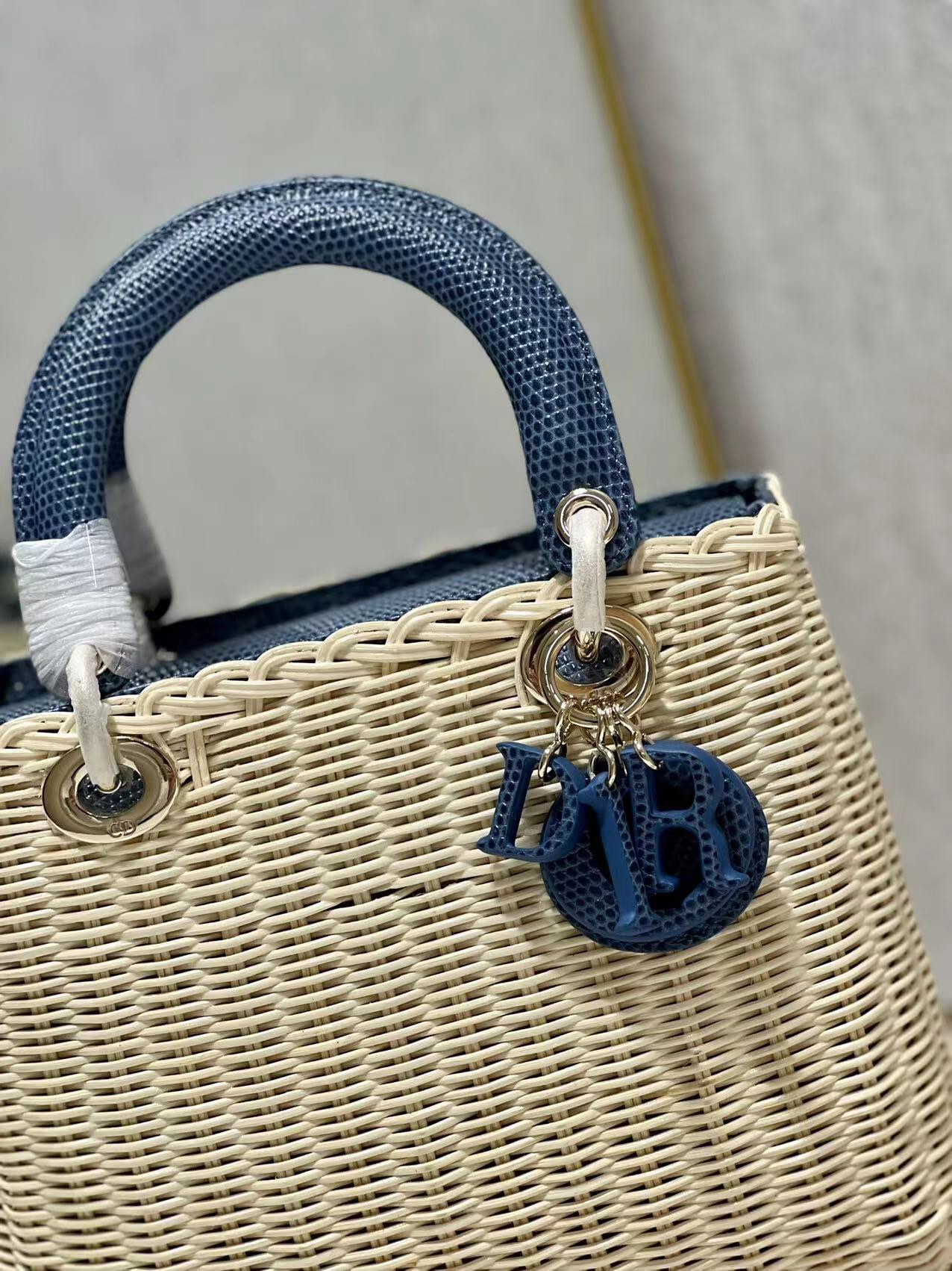 Handbag Dior 9989 size 24  20  11 cm - vstockx