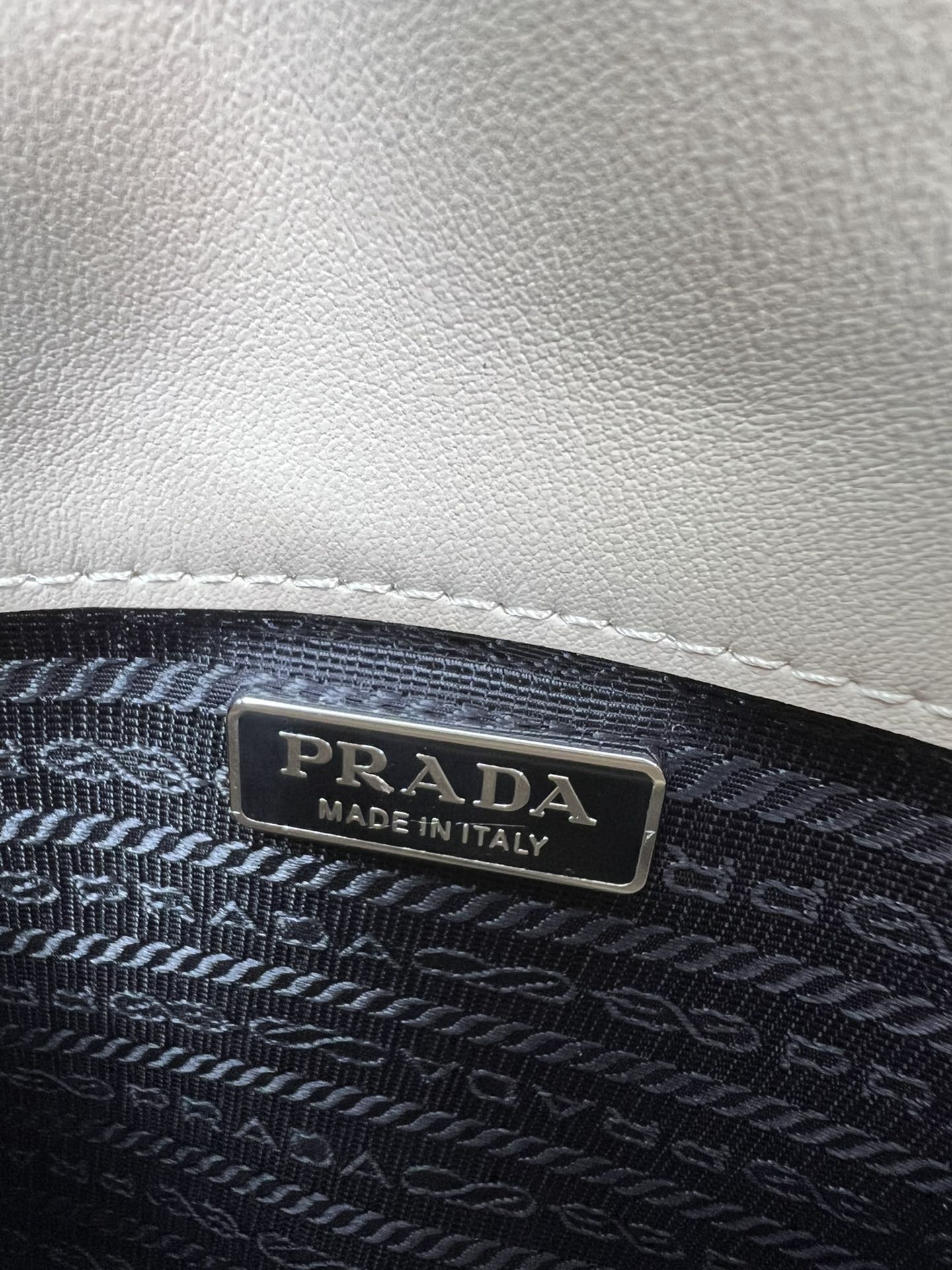 handbags prada 1BH188 17*14.5*7 - vstockx