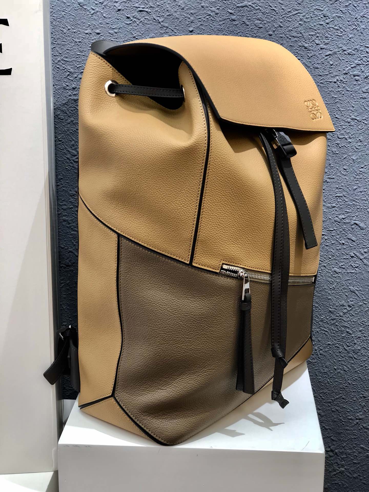Handbags LOEWE ykk size:33x44.5x19 cm - vstockx