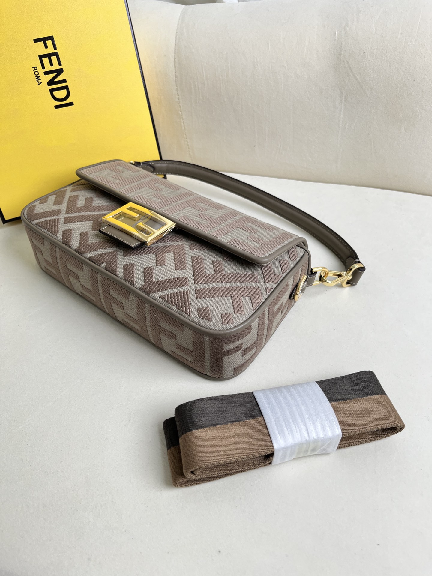 handbags FENDI 0159 size:26*5*15cm - vstockx