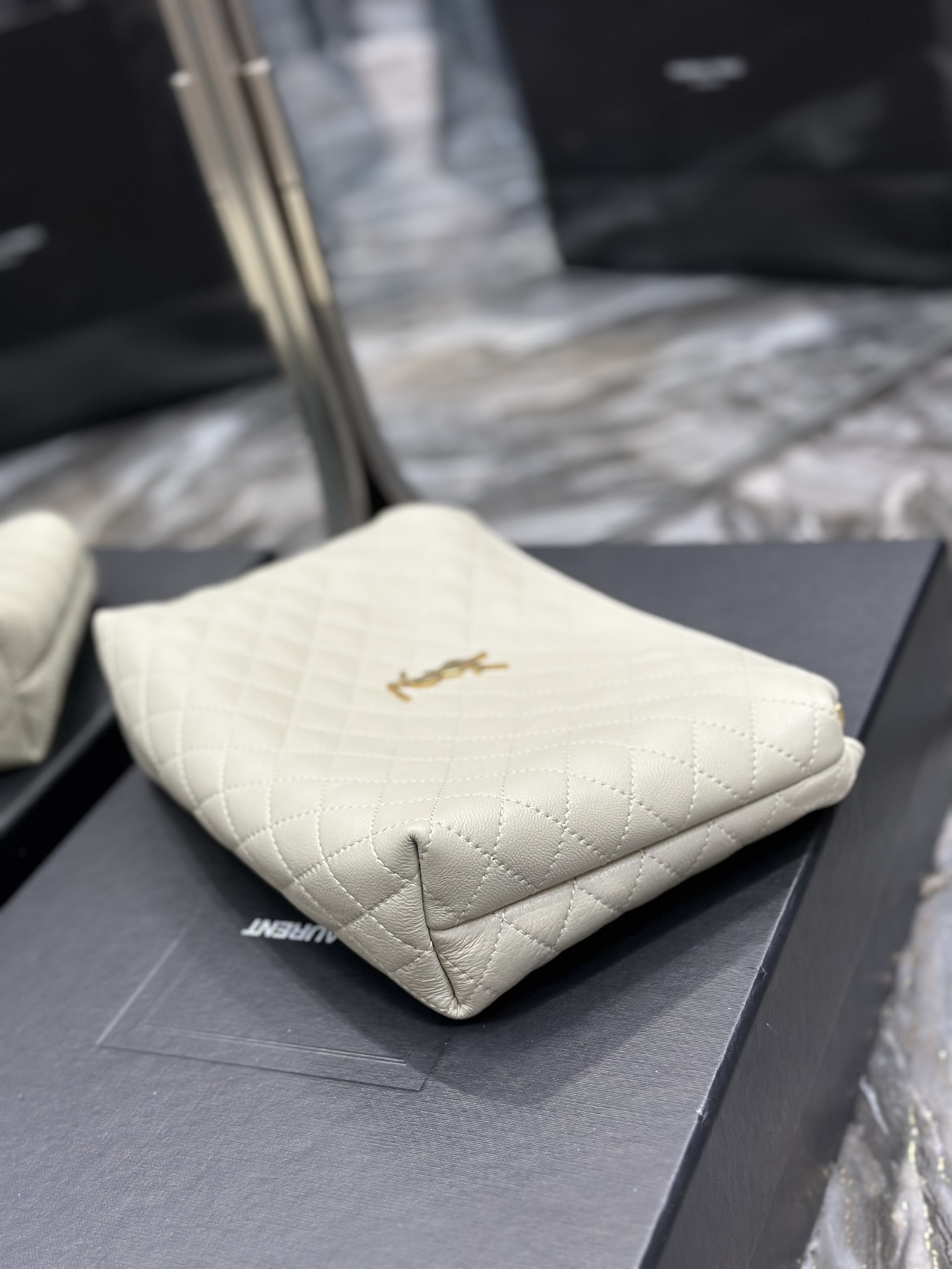 Handbags SAINT LAURENT 733955 size 23  17  5 cm - vstockx