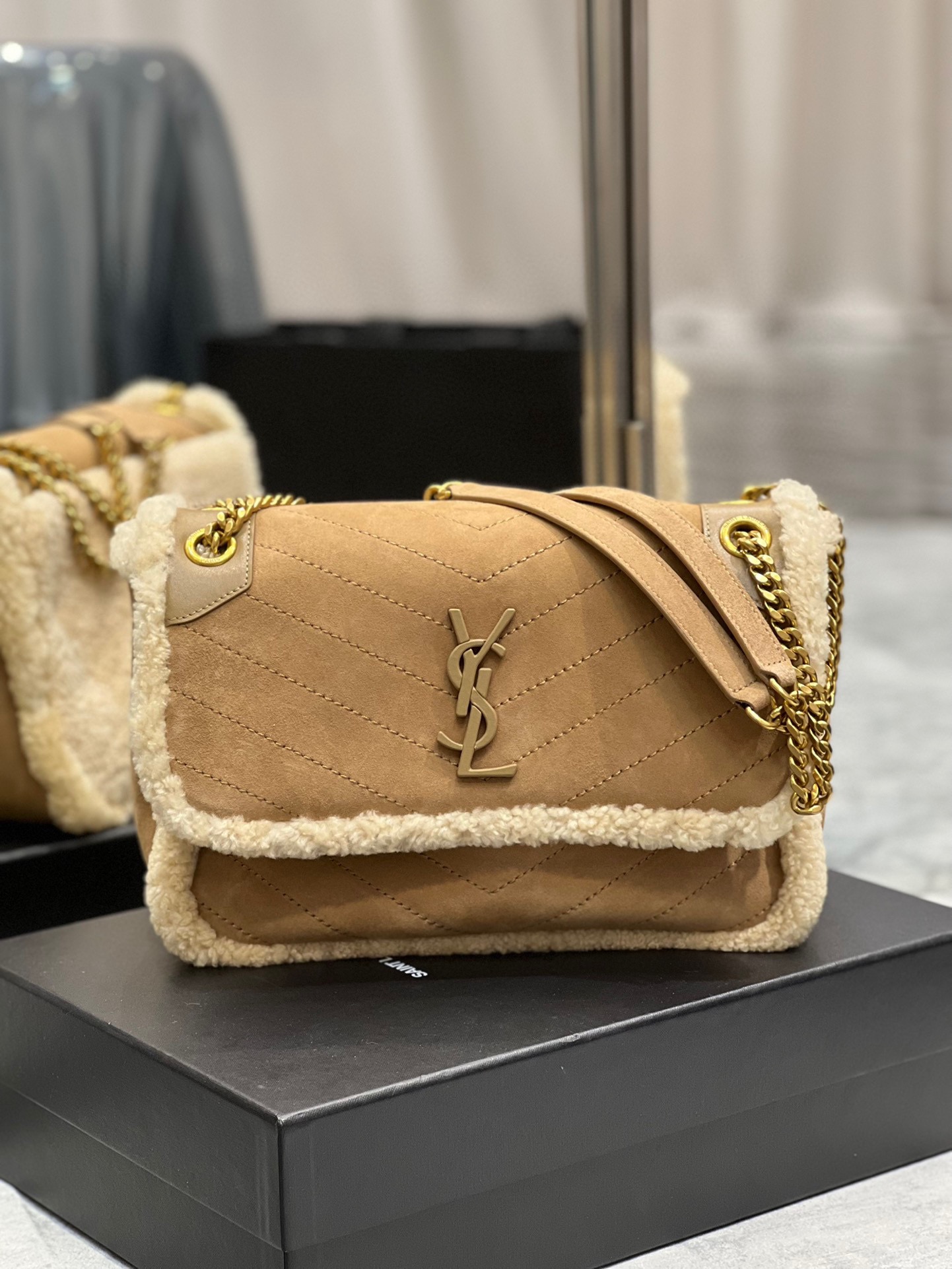 Handbags SAINT LAURENT 498894 size 28  20  8.5 cm - vstockx