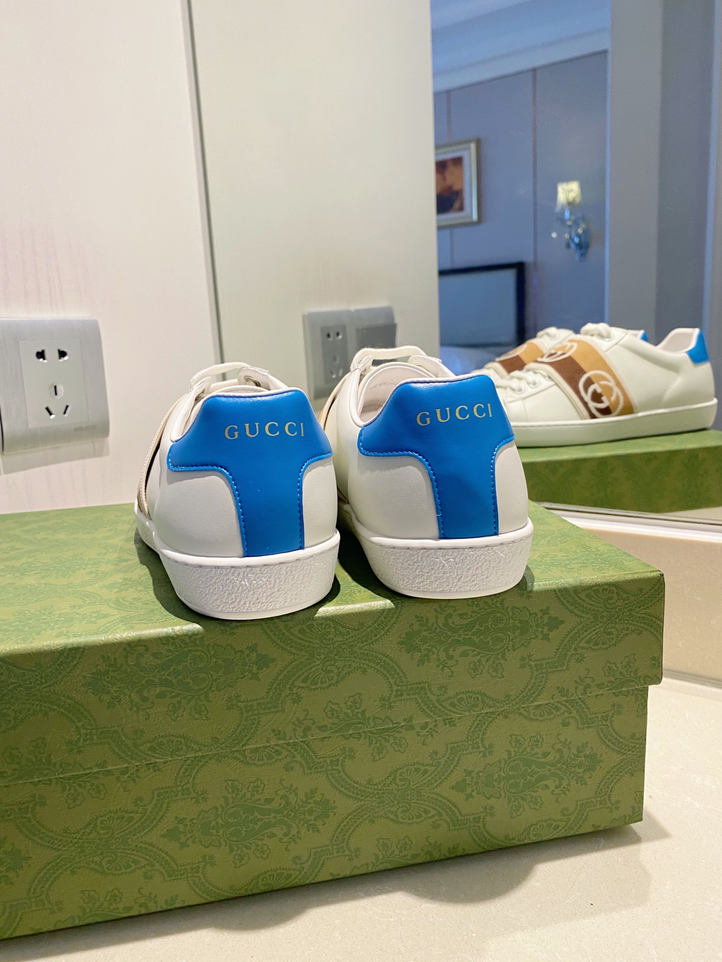 Gucci Women's Ace sneaker with bee sneaker 4 - vstockx