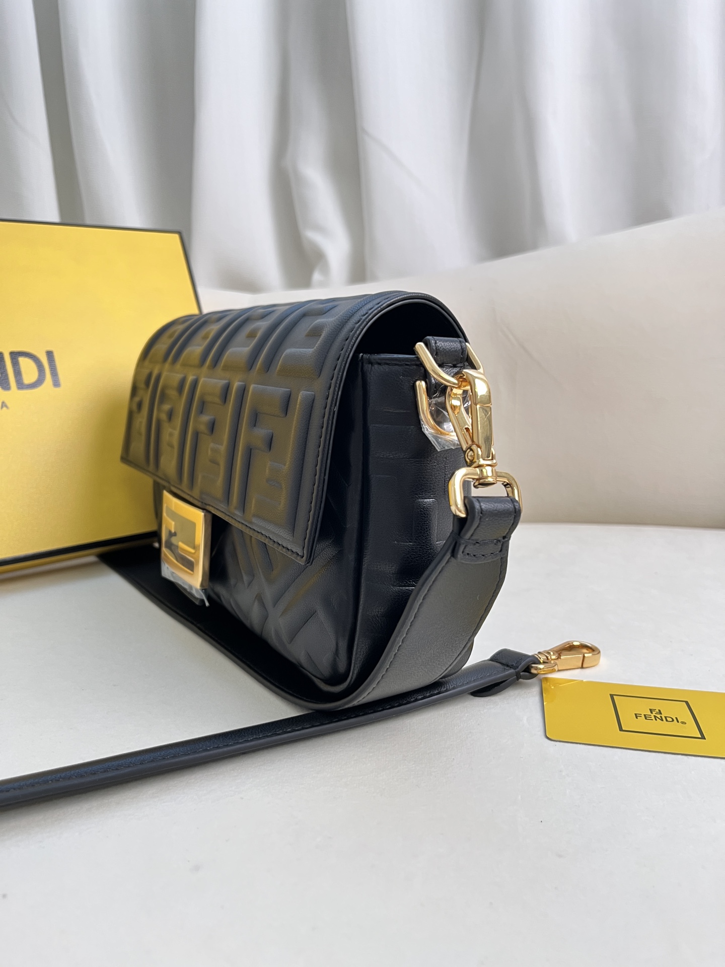 handbags FENDI 211 size:27*15*6cm - vstockx