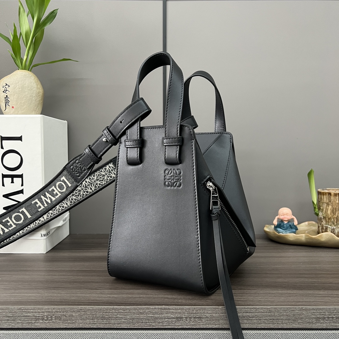 Handbags LOEWE Hammock 262308 size:19.5*14.4*20.8 cm - vstockx