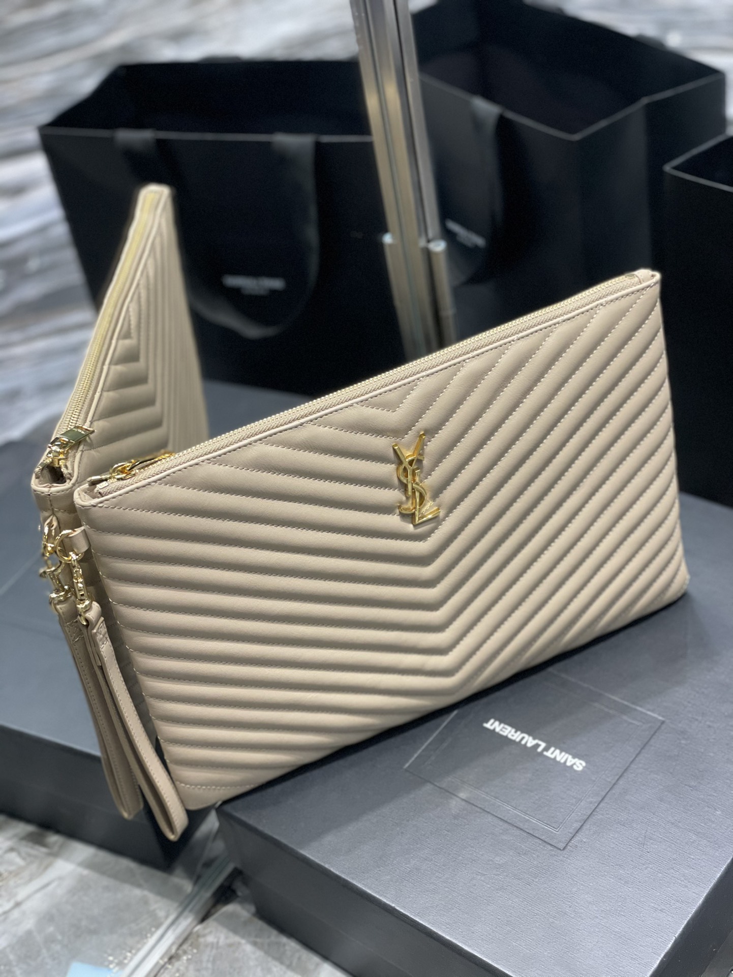 Handbags SAINT LAURENT 440222 size 36x24.5x2.5 cm - vstockx