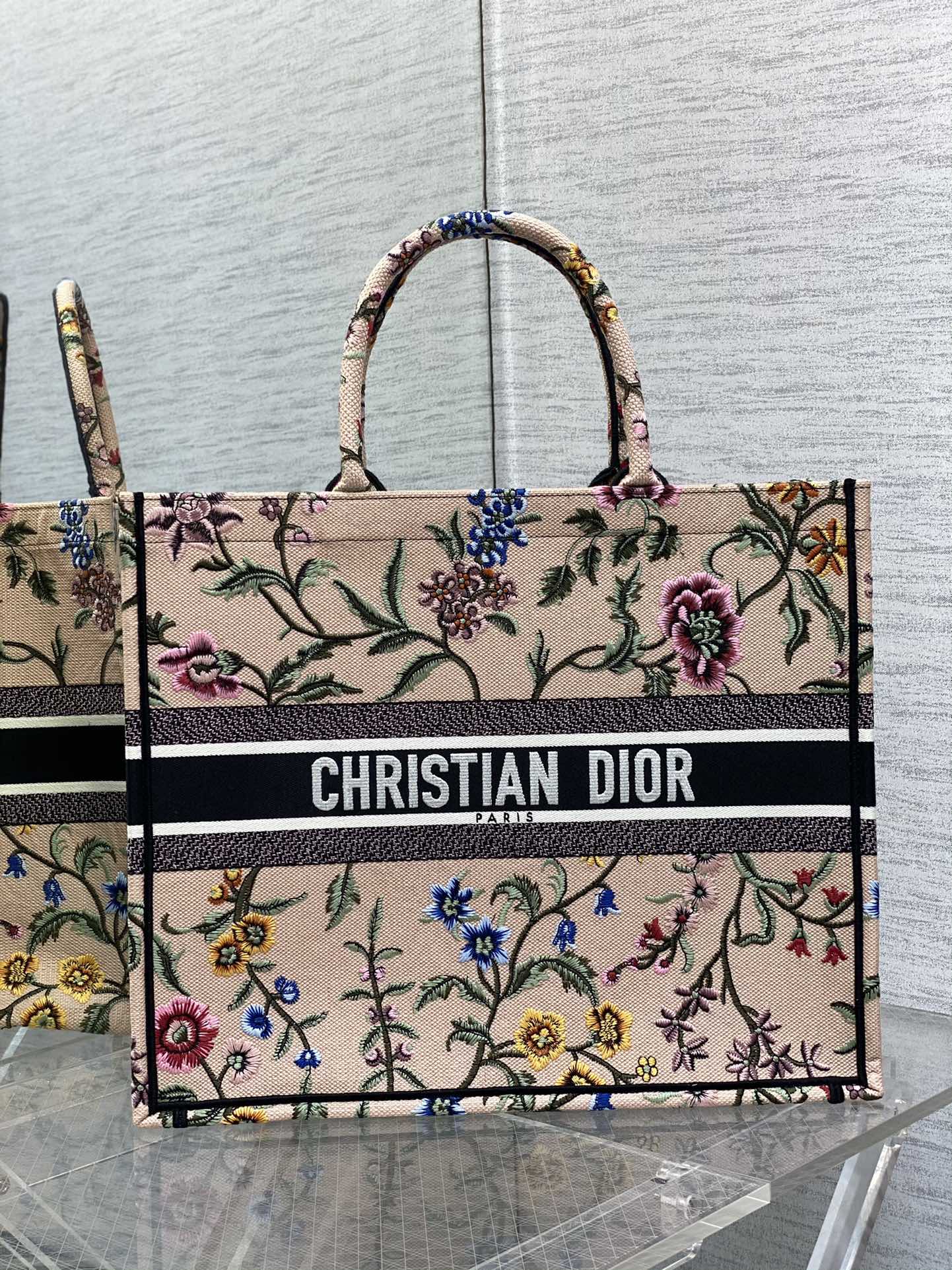 Handbag Dior size 42*18*35 cm - vstockx