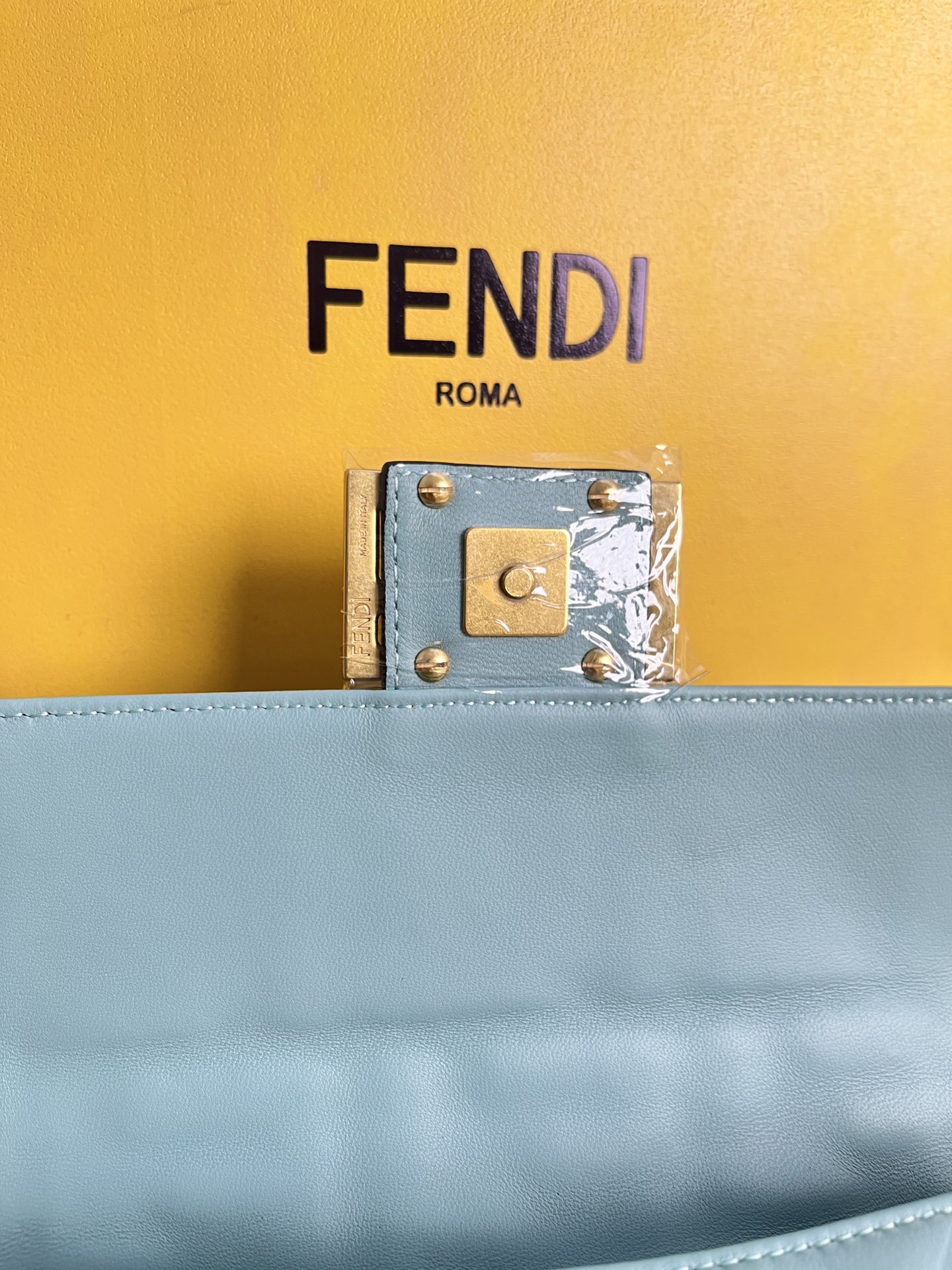 handbags FENDI 212 size:19*11.5*4cm - vstockx
