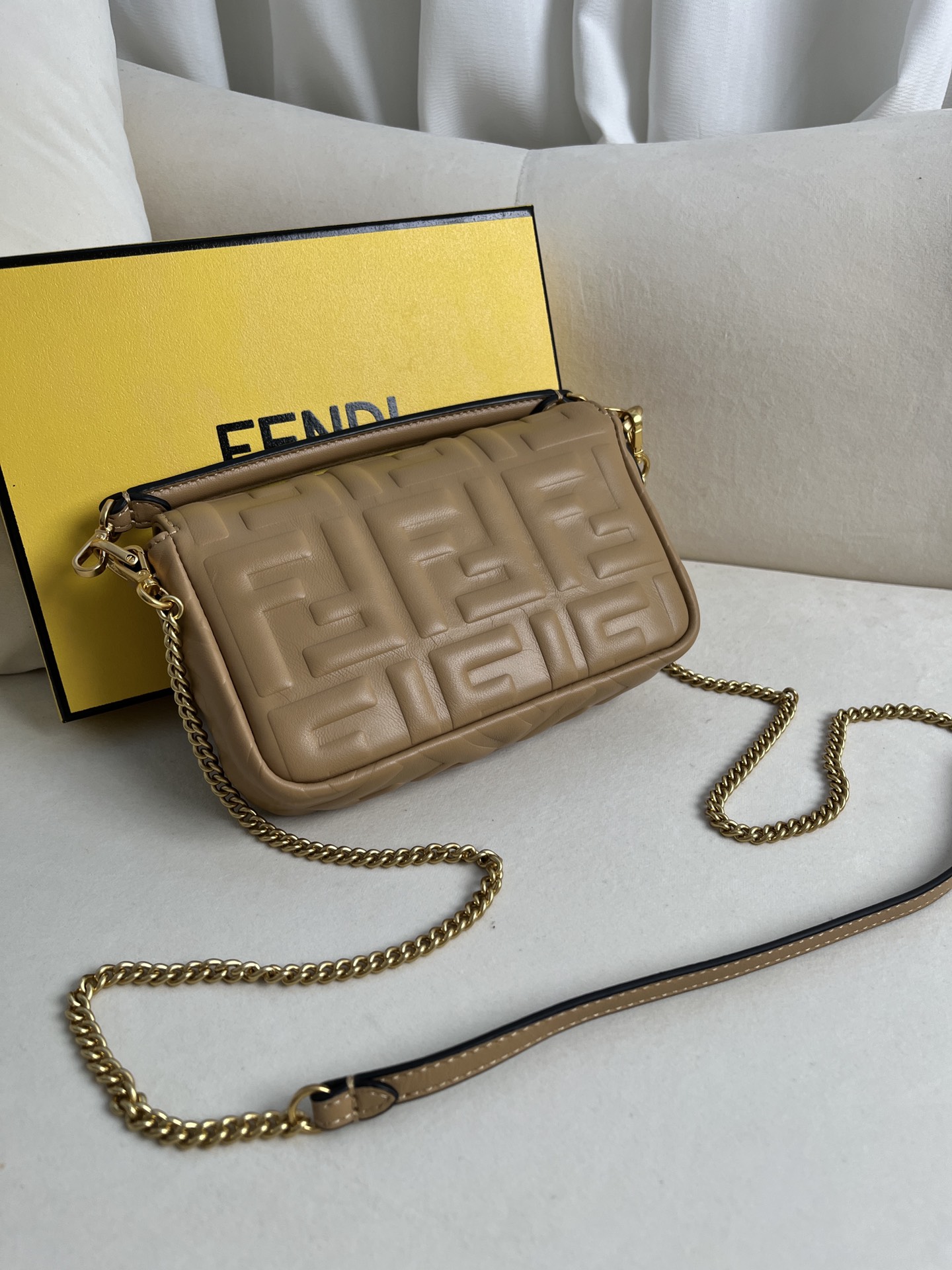 handbags FENDI 212 size:19*11.5*4cm - vstockx