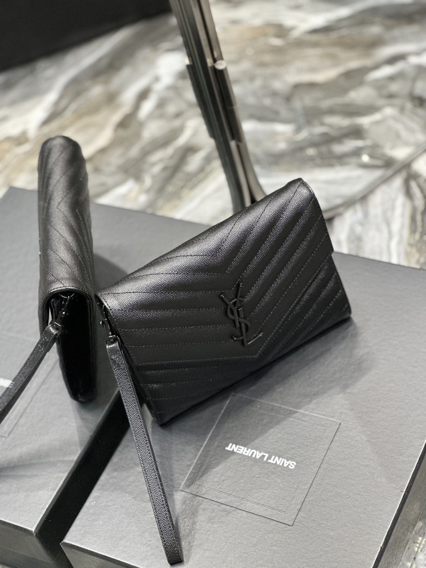 Handbags SAINT LAURENT 617662 size 21  6  3 cm - vstockx