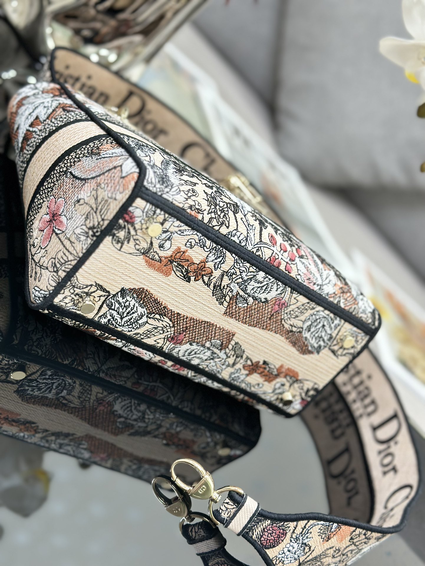 Handbag Dior M0565 size 24 x 20 x 11 cm - vstockx