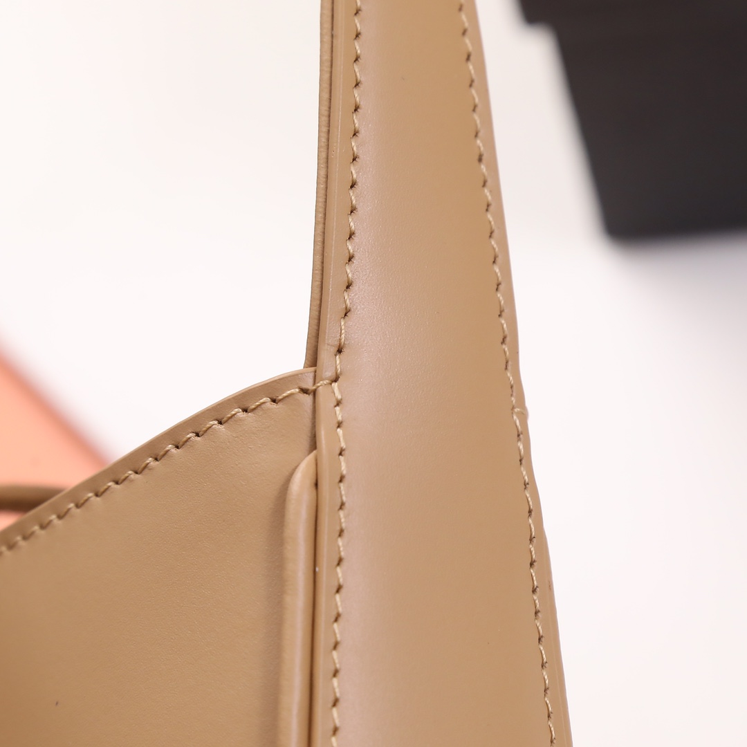 Handbags SAINT LAURENT 710318 size 19X11.5x4.5 cm - vstockx