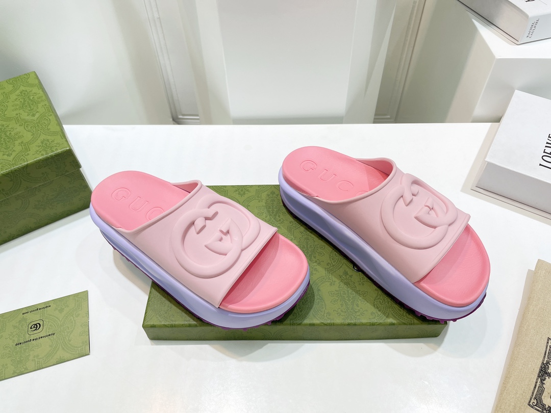 Gucci Women's slide sandal with Interlocking G WOMEN 5 - vstockx