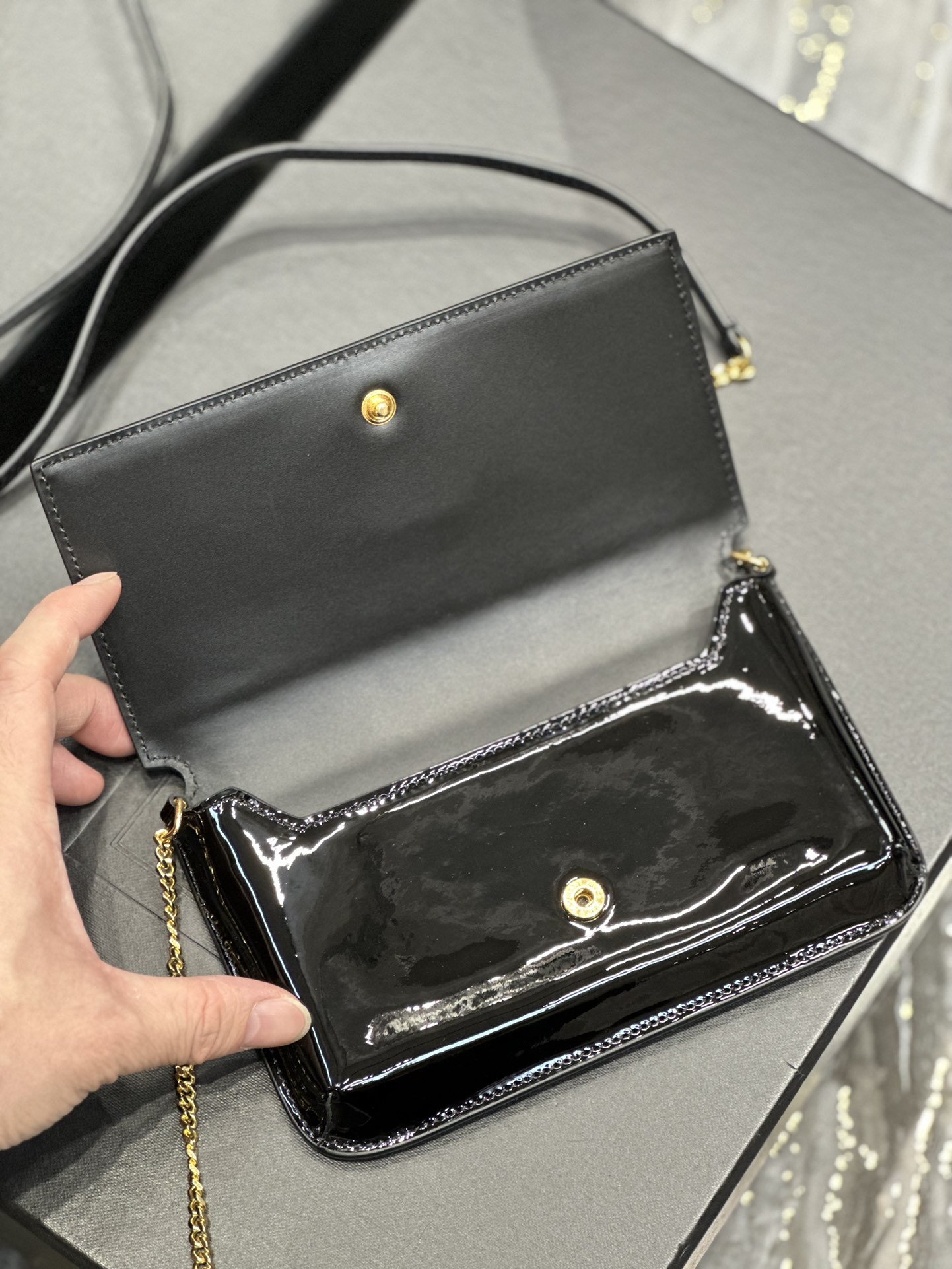Handbags SAINT LAURENT 635095 size 18x11x2 cm - vstockx