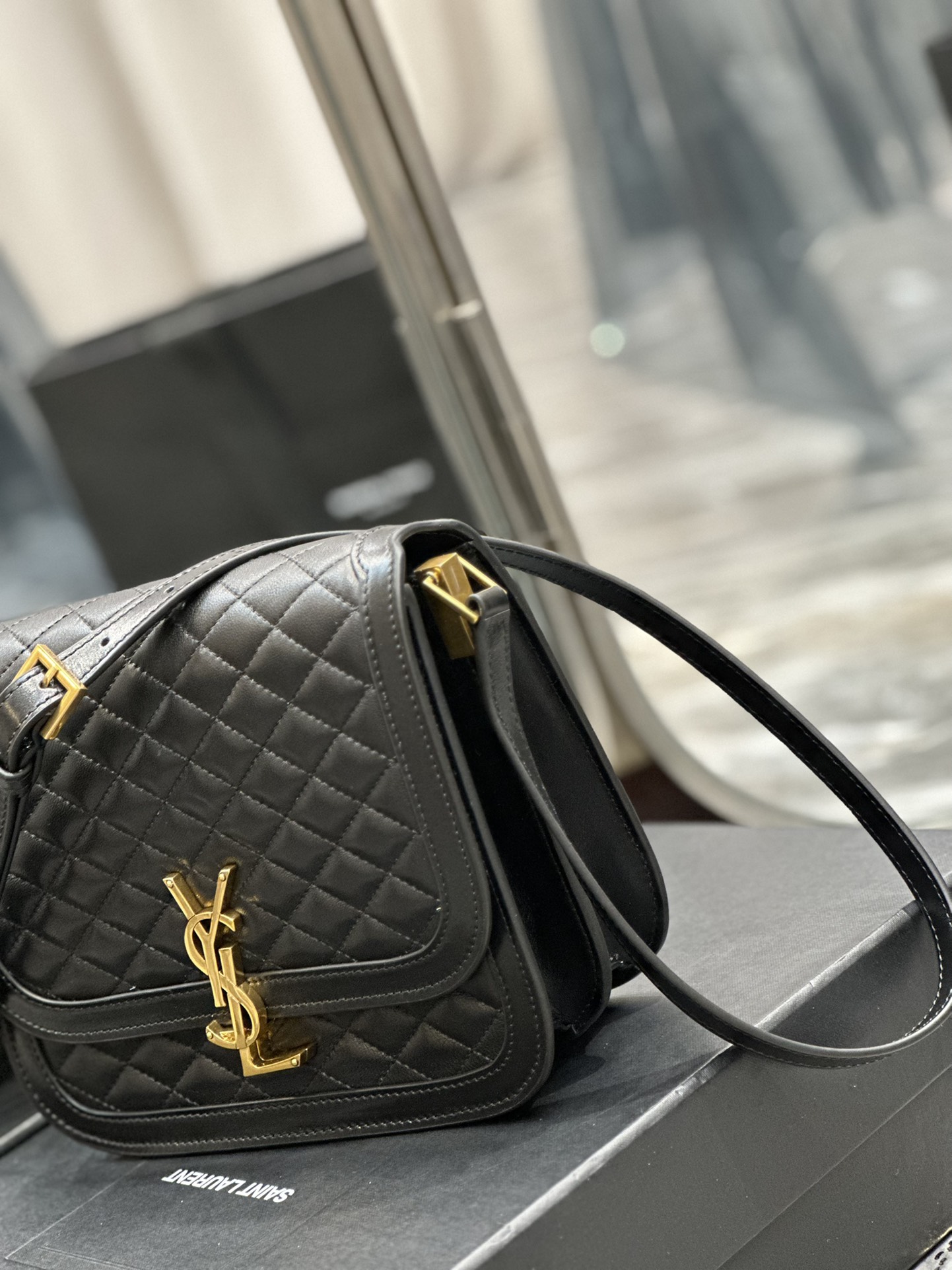 Handbags SAINT LAURENT 635025 size 22x18x5 cm - vstockx