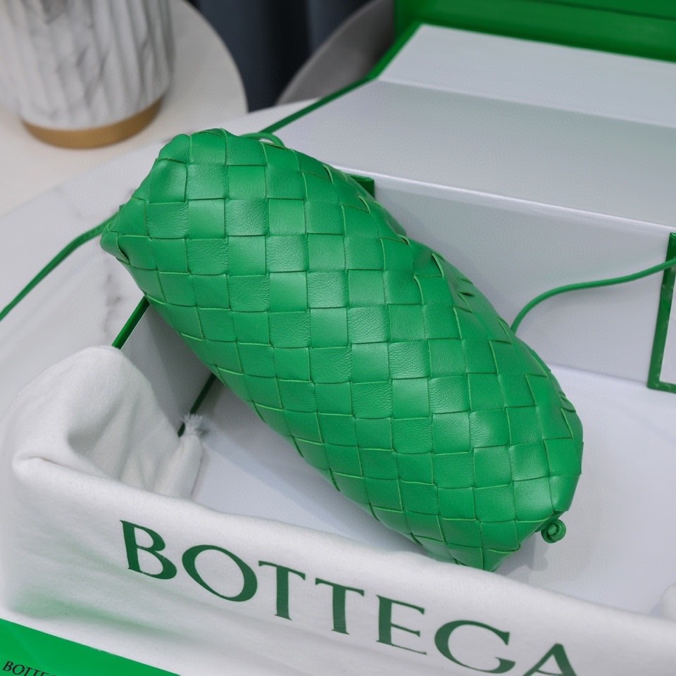 handbags Bottega Veneta The pouch size:23*13*8 - vstockx