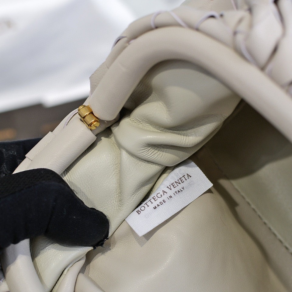 handbags Bottega Veneta The pouch size:23*13*8 - vstockx
