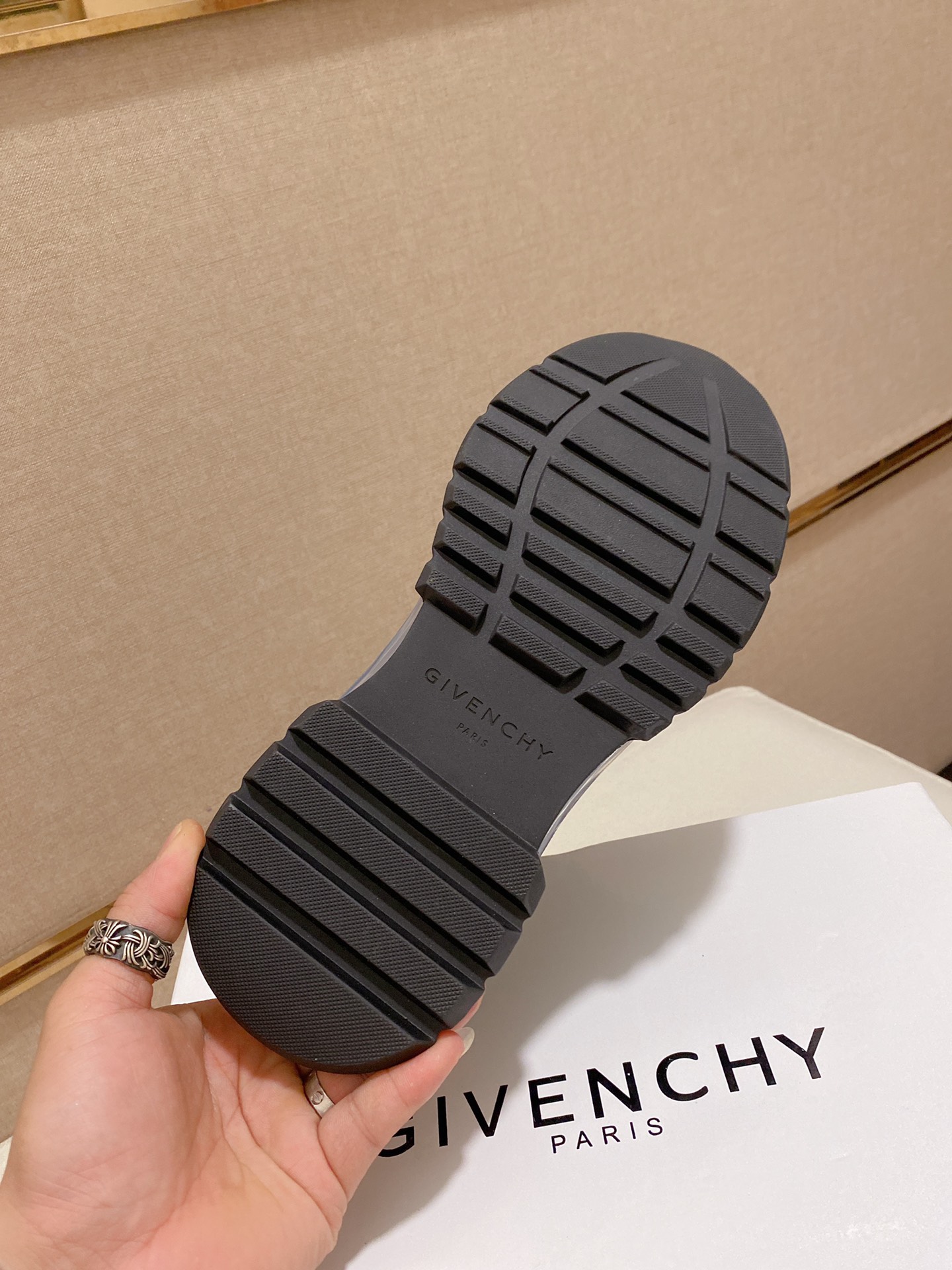 Givenchy Spectre Zip Sneakers 10 - vstockx