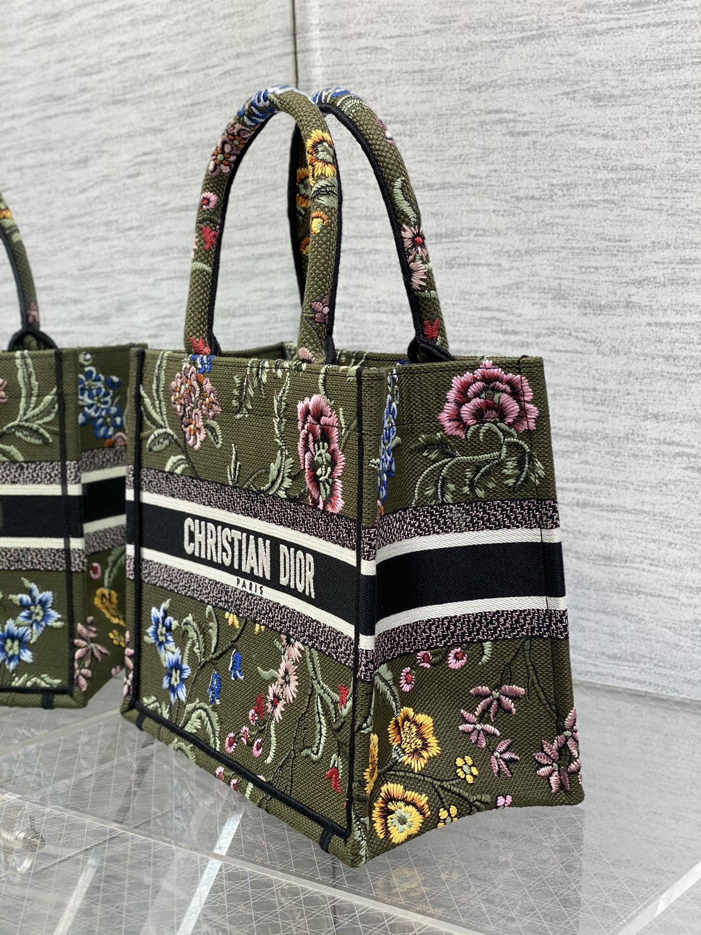 Handbag Dior size 26*8*22 cm - vstockx